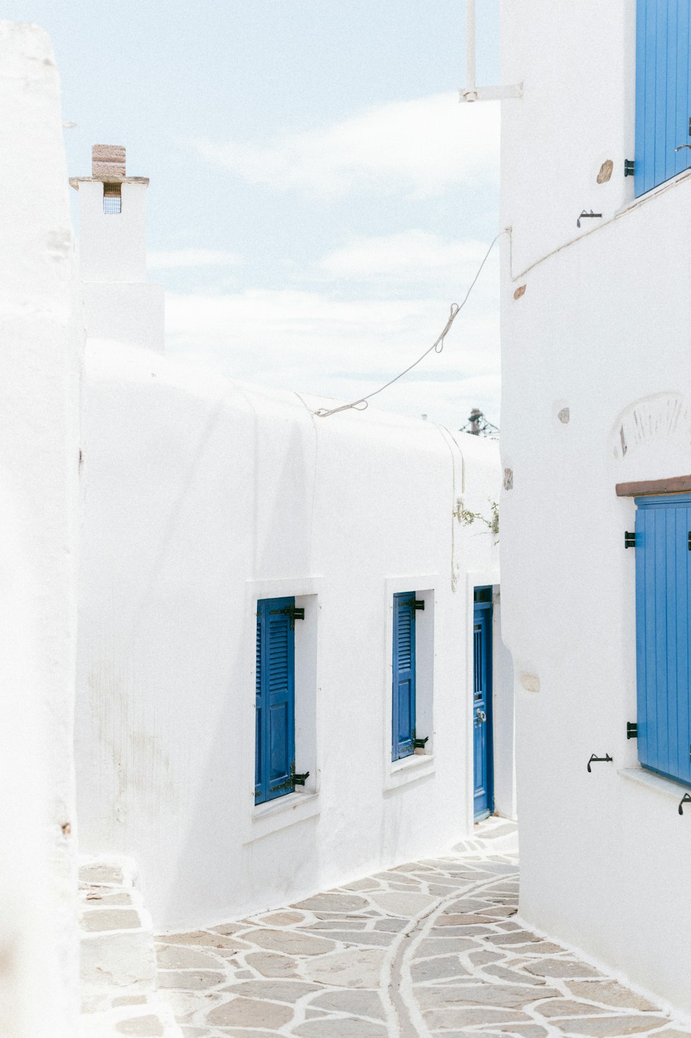 Un bâtiment blanc avec des portes bleues