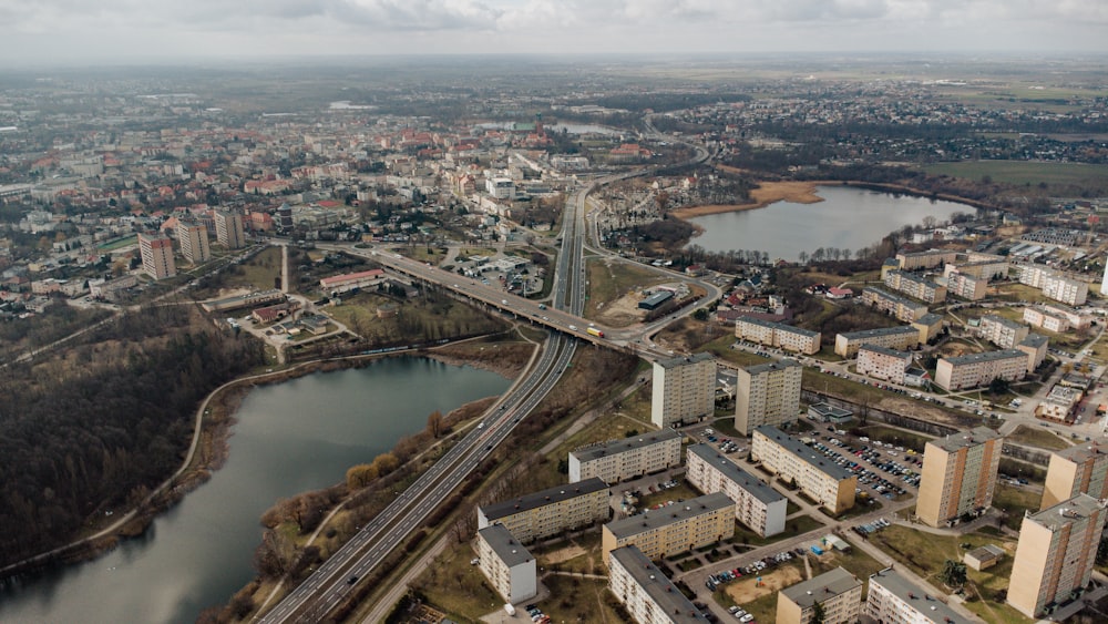 Un fiume che attraversa una città