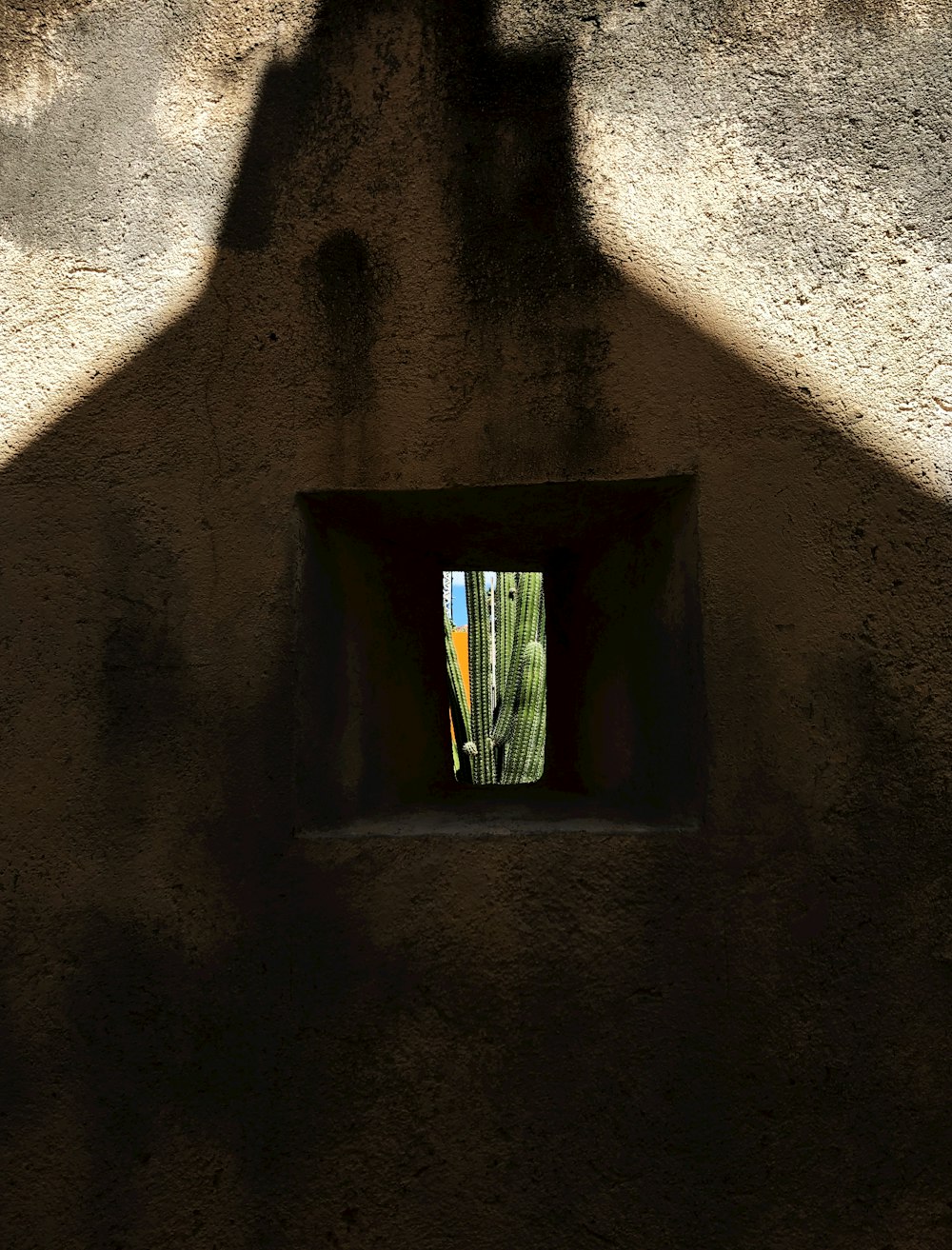 Una ventana con luz verde