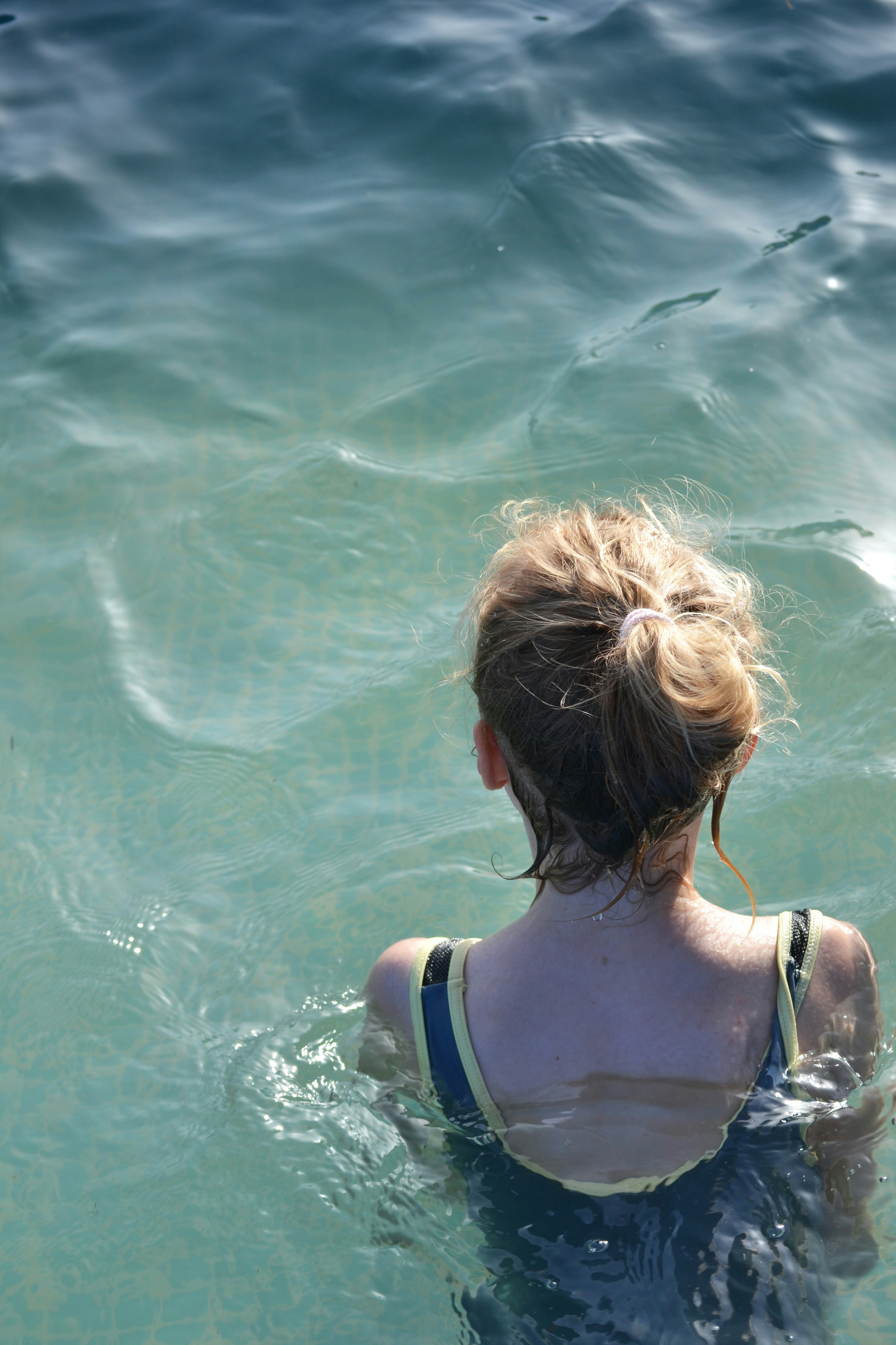 eine Person in einem Kleidungsstück im Wasser