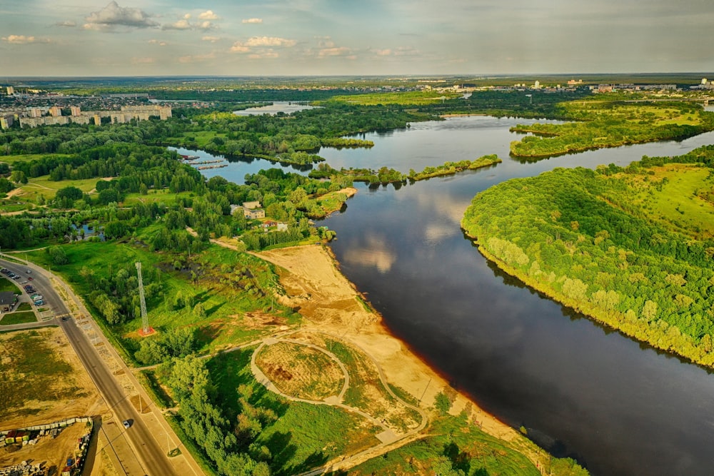 Ein Fluss mit einer Stadt im Hintergrund