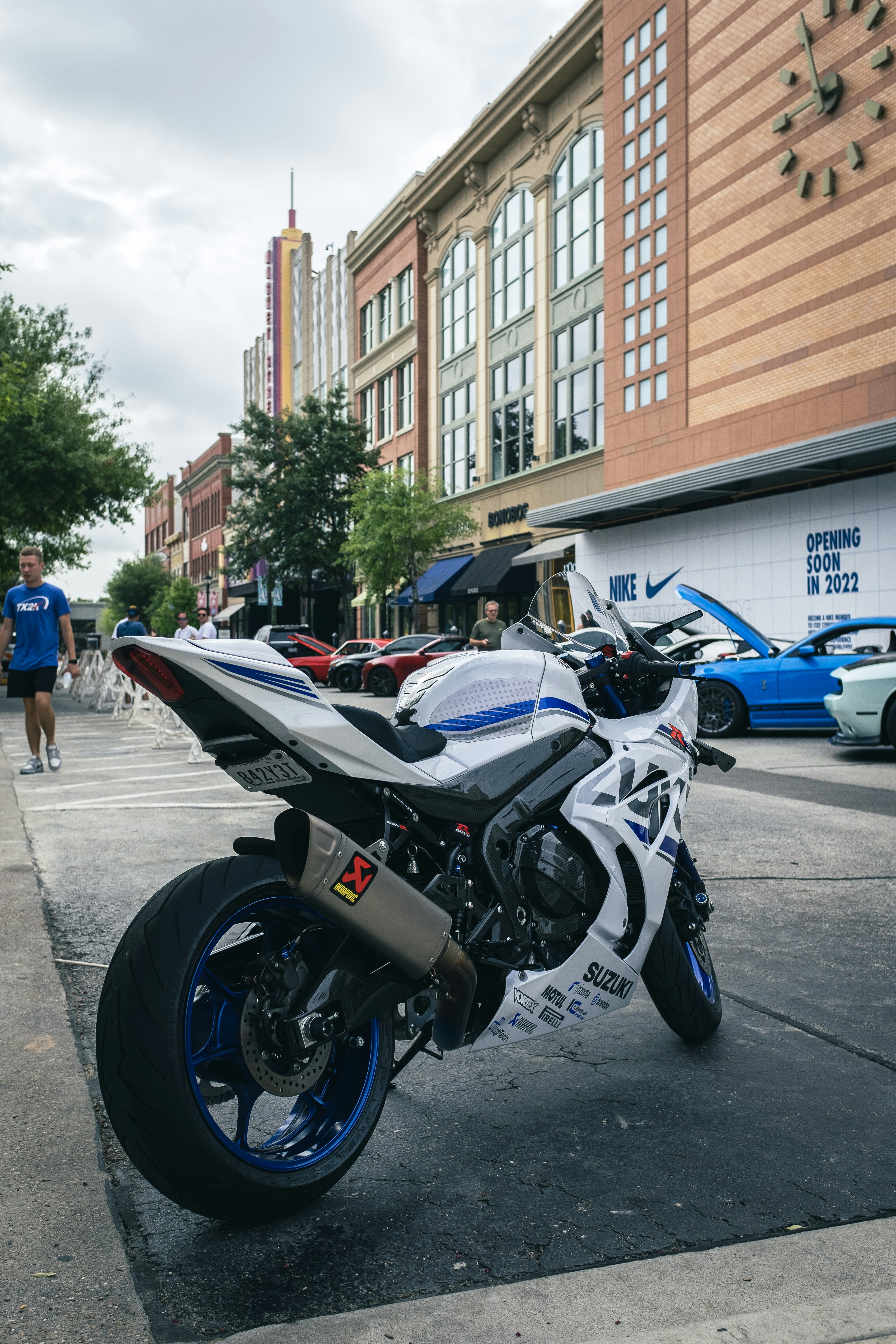 una moto parcheggiata sul ciglio di una strada