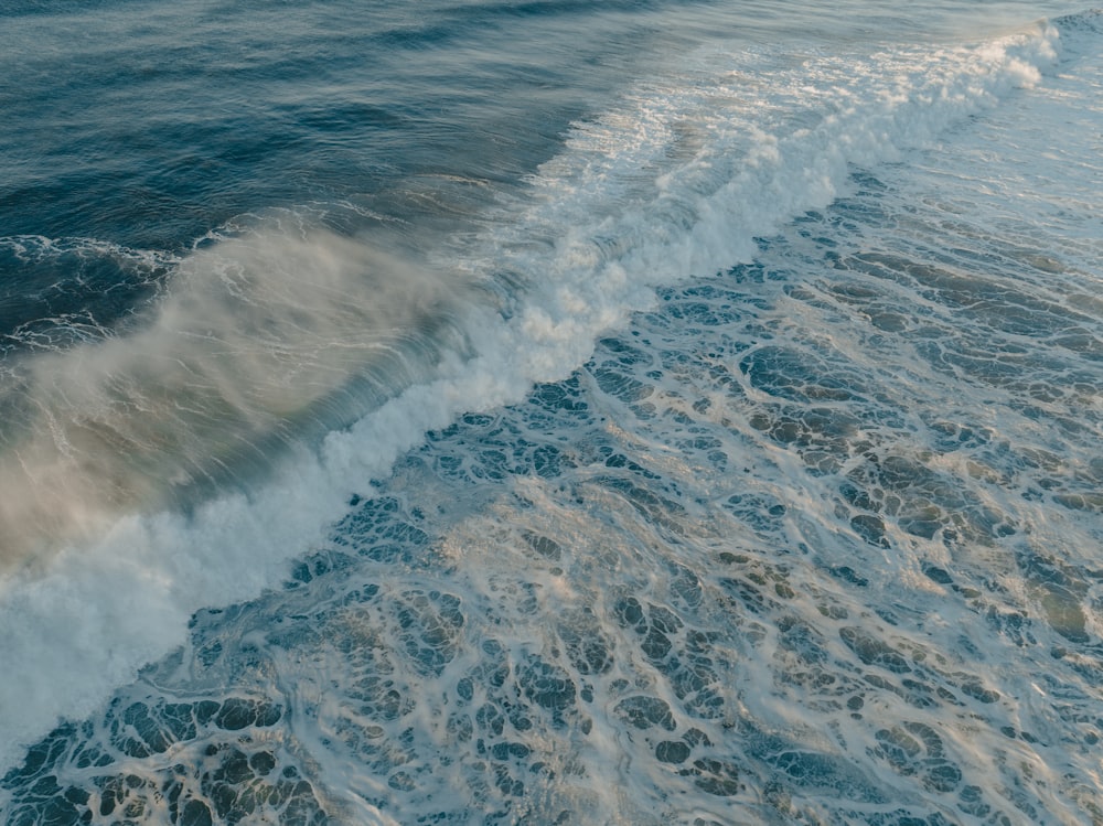 uno specchio d'acqua con onde