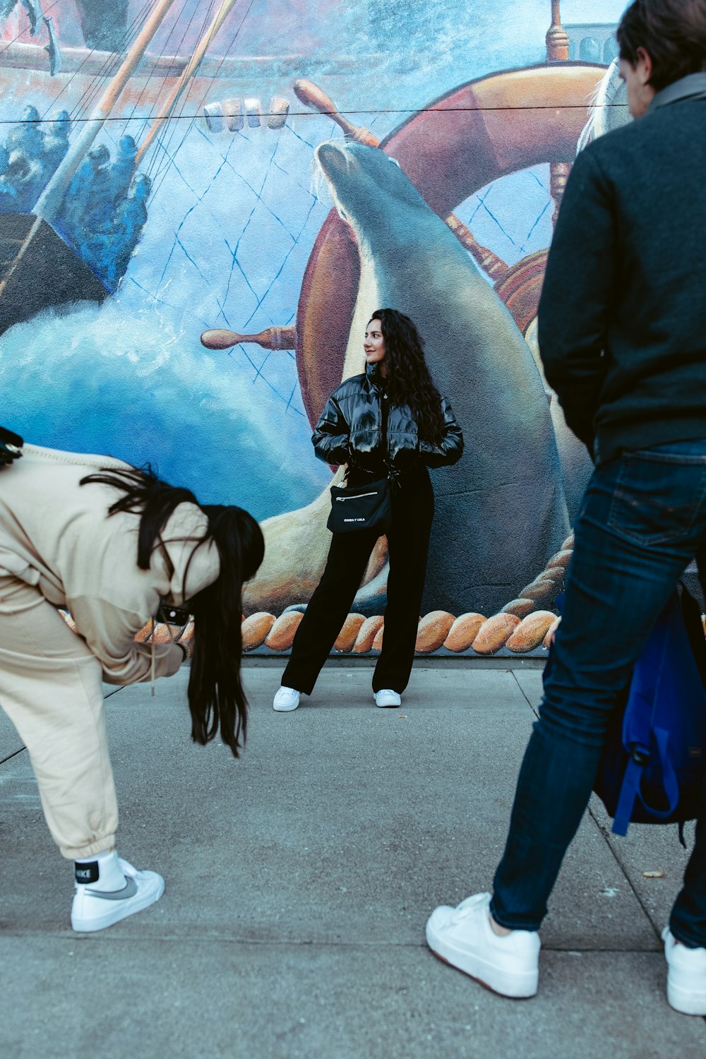 Un grupo de personas de pie frente a una gran pared azul