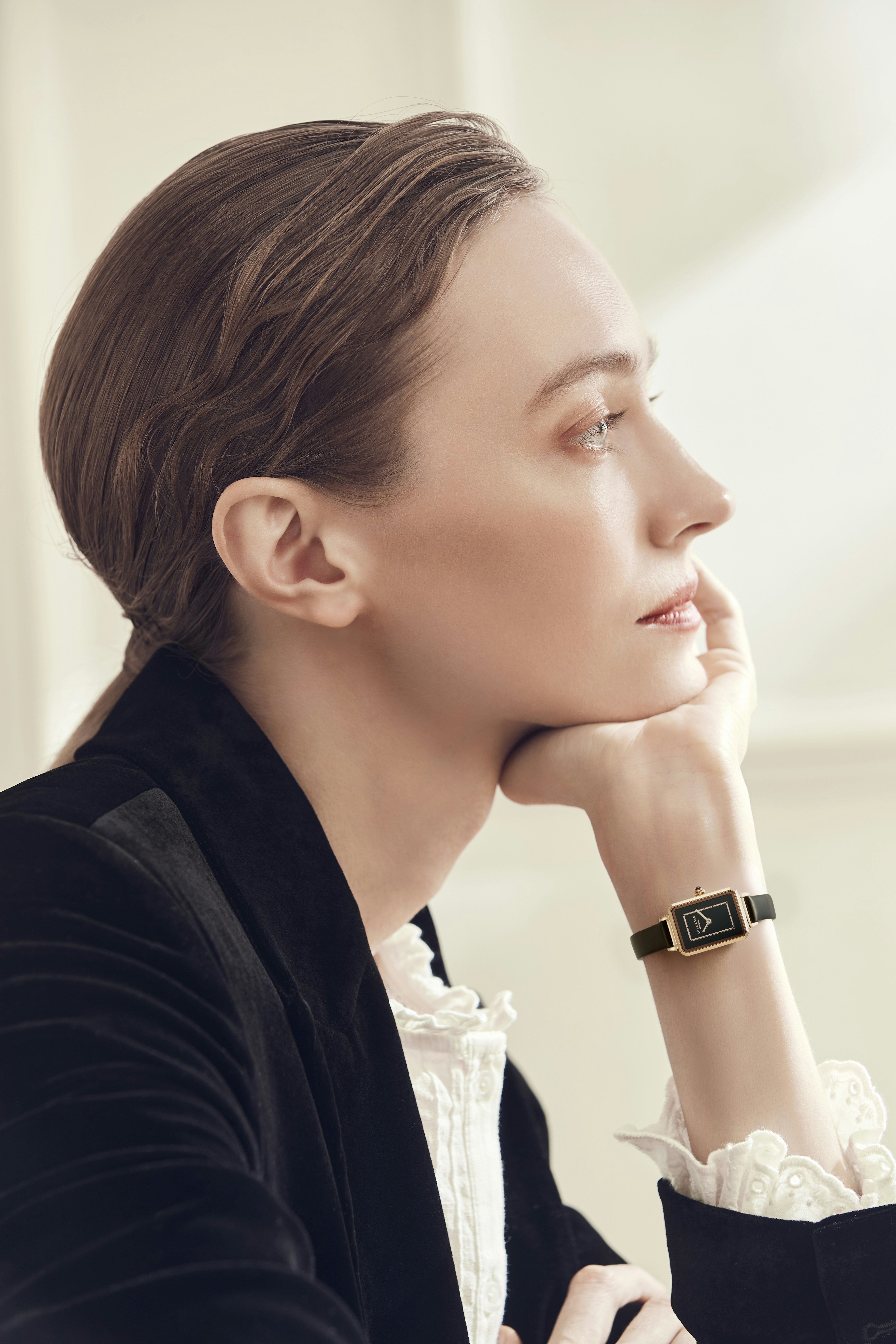 This watch comes from the Austen collection and is one of Lola Rose's most popular collection. The watch case adopts the classic geometric elements of Lola Rose's octagonal square, together with a malachite texture dial, to create a retro, fashionable, and extremely versatile style. The high-quality black onyx dial is deep and mysterious. It contrasts with the color of the rose-gold decorative line indexes, outlining an elegant and competent style in a linear shape.