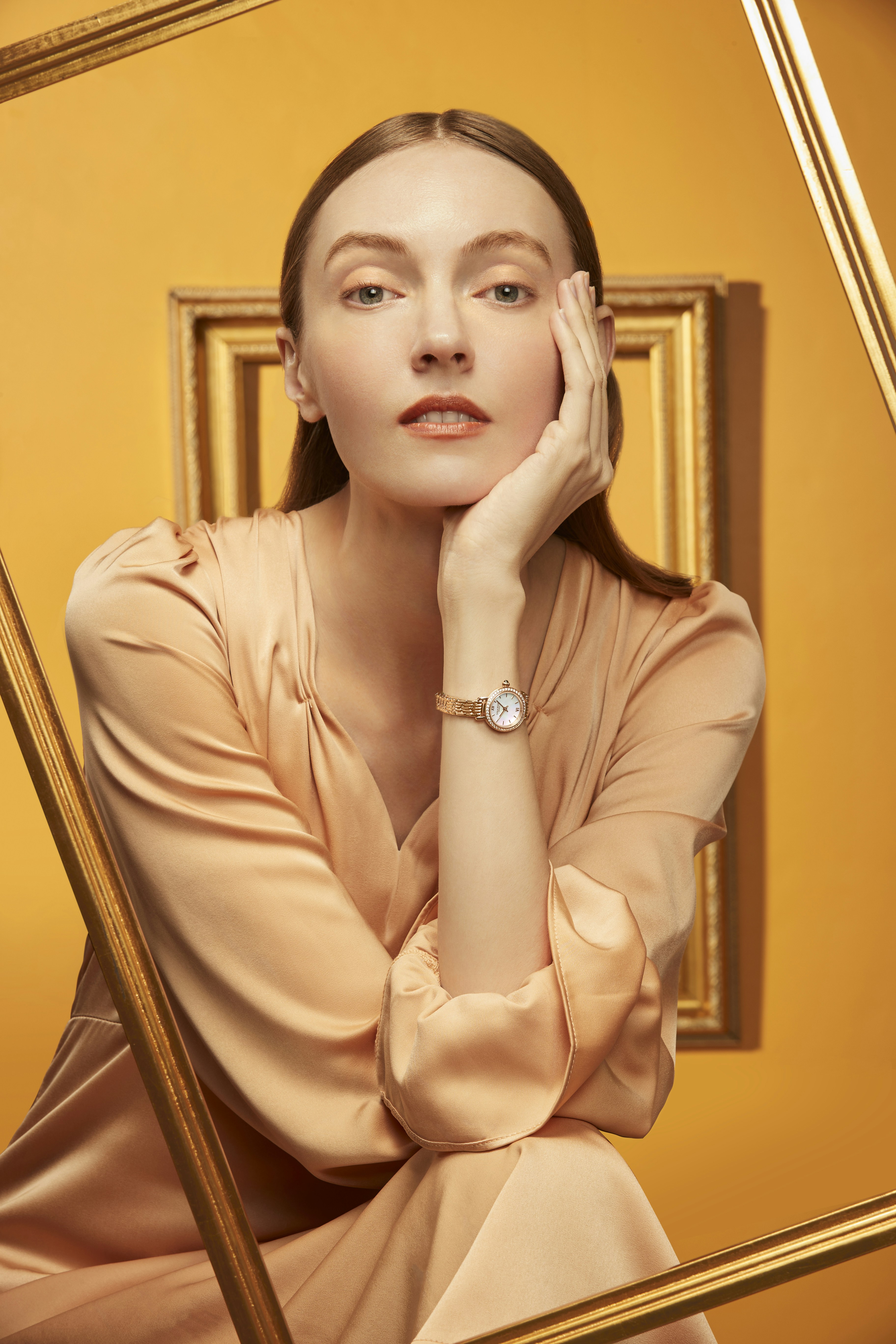 Lola Rose's Maia collection are inspired by ocean glaciers. The dials are made of deep-sea mother-of-pearl shells, giving them a soft brilliance. Each section of the exclusively designed chain strap emulates the uniqueness and beauty of a glacier. The bracelet band's overall shape is petite and exquisite and comes with an extension chain that can be disassembled and easily adjusted, marrying both form and function in a retro and sophisticated style.