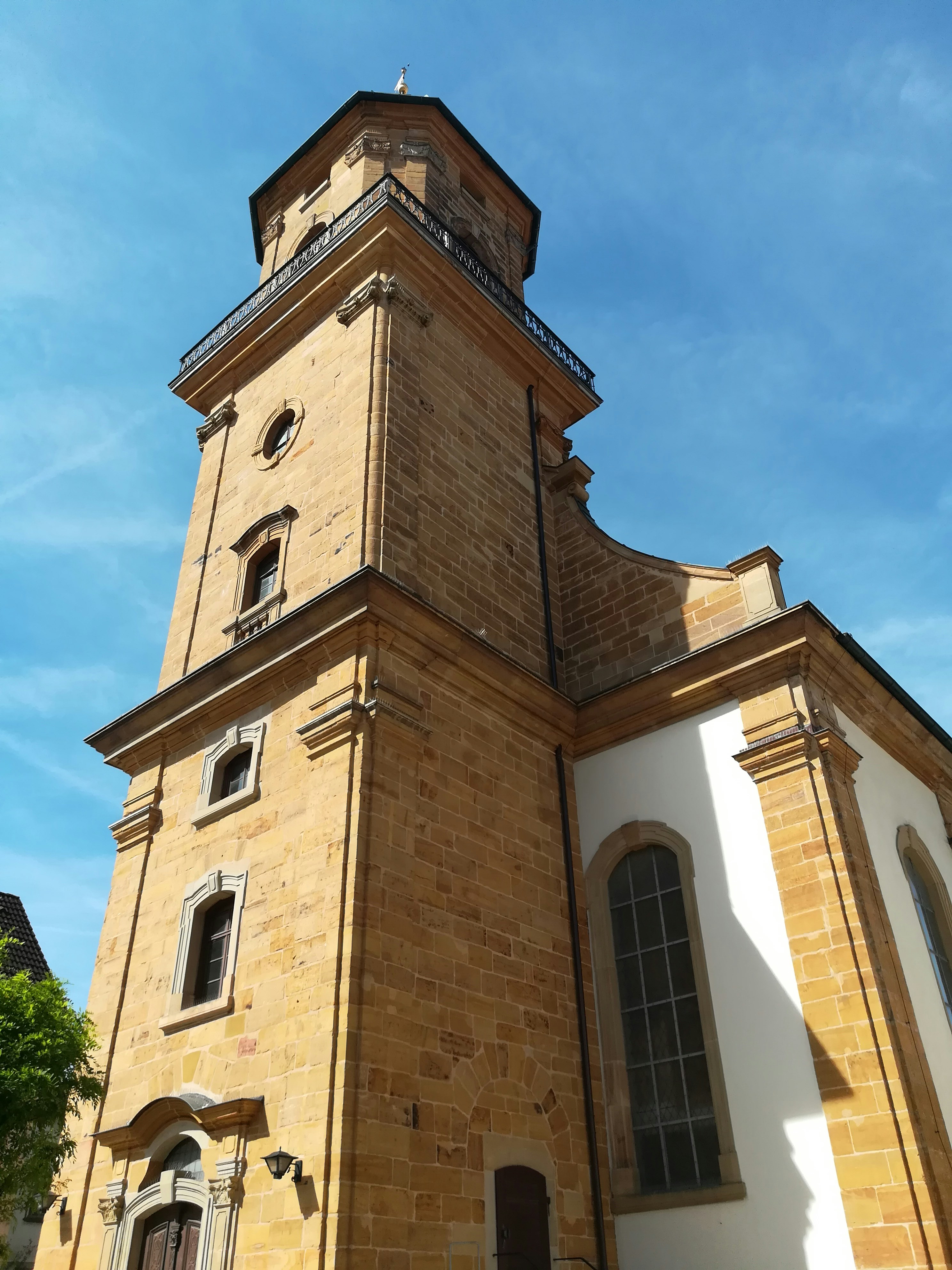 ein hohes Backsteingebäude mit einem Turm