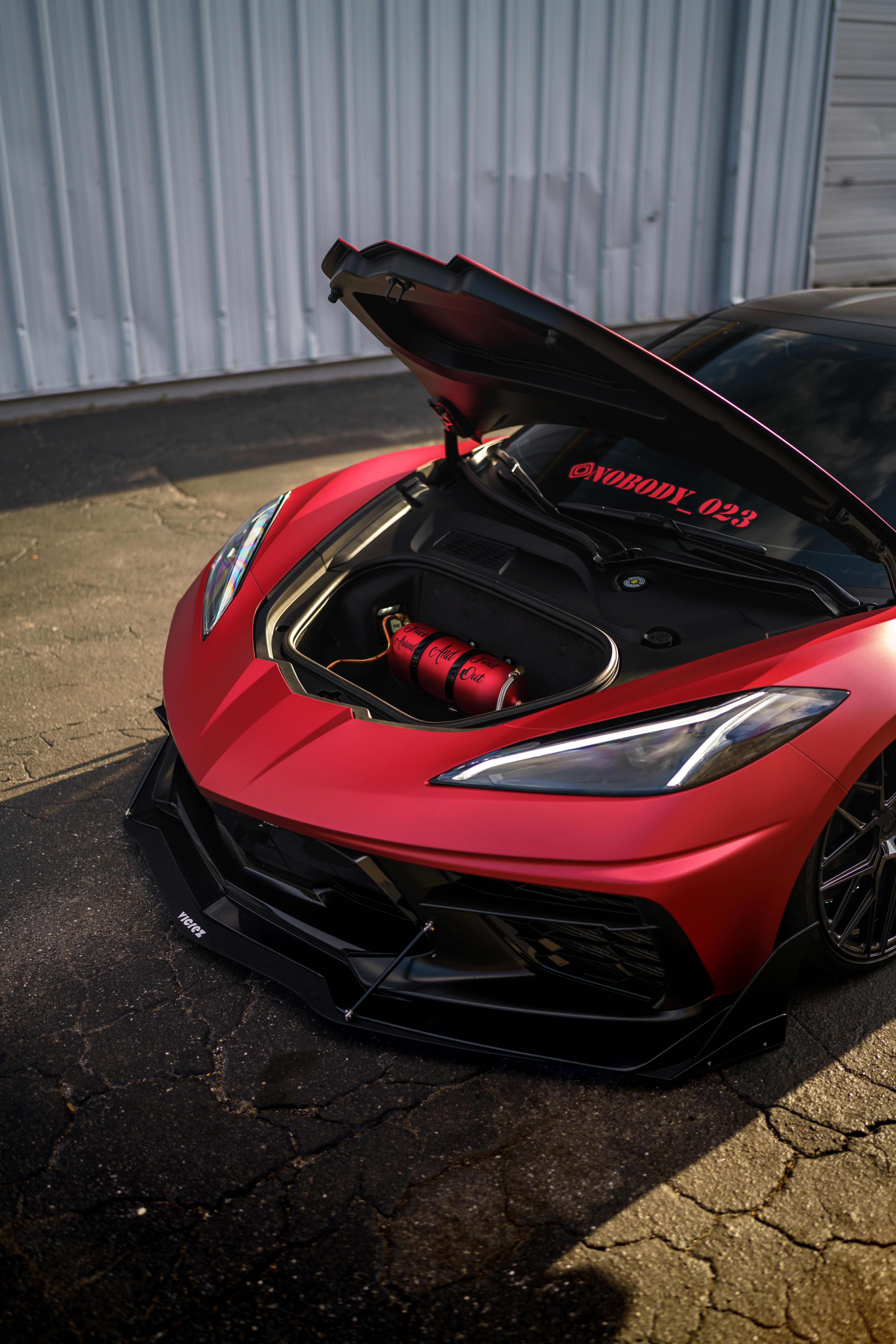 Une voiture de sport rouge