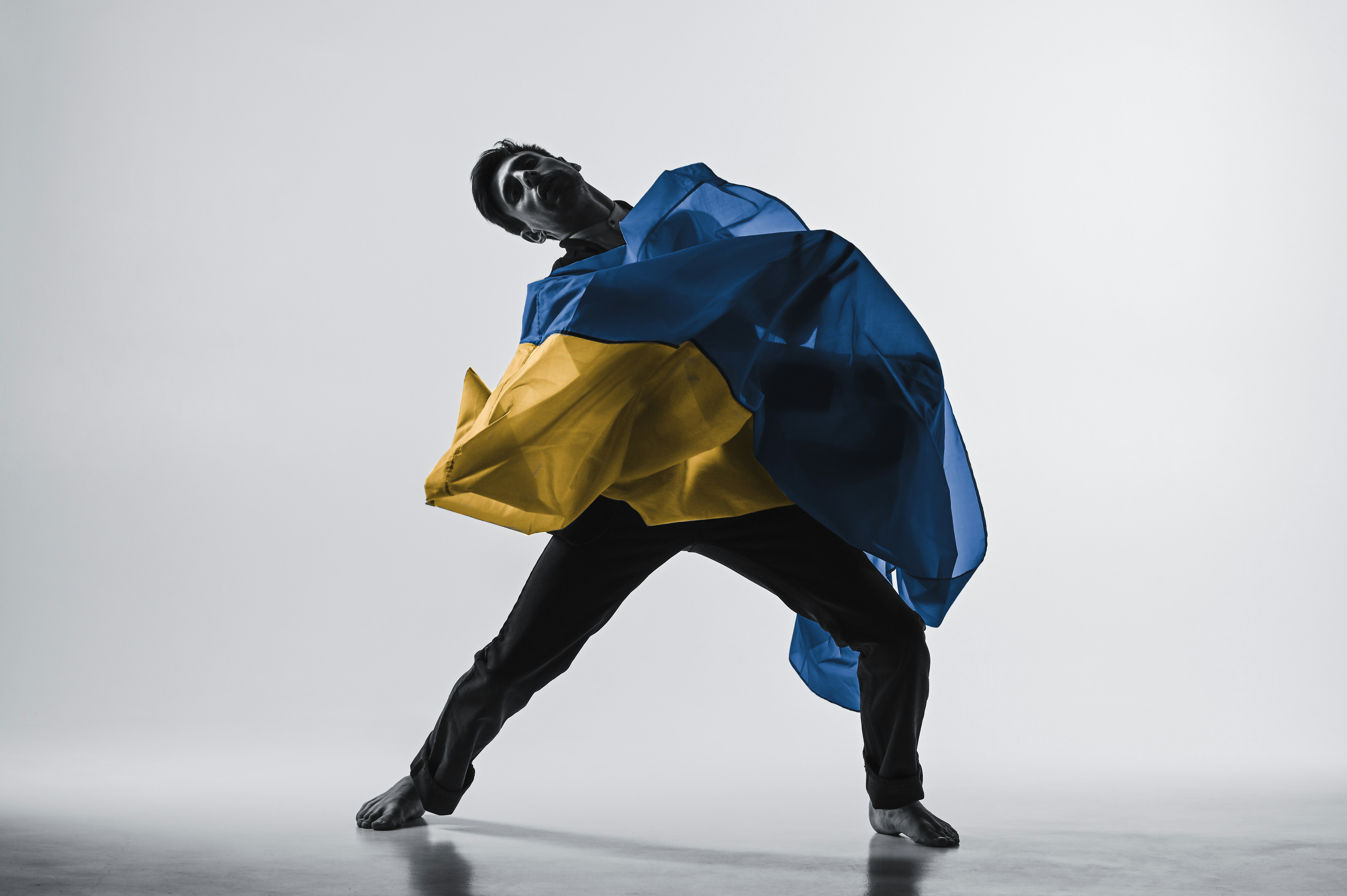 Eine Person im blauen Anzug