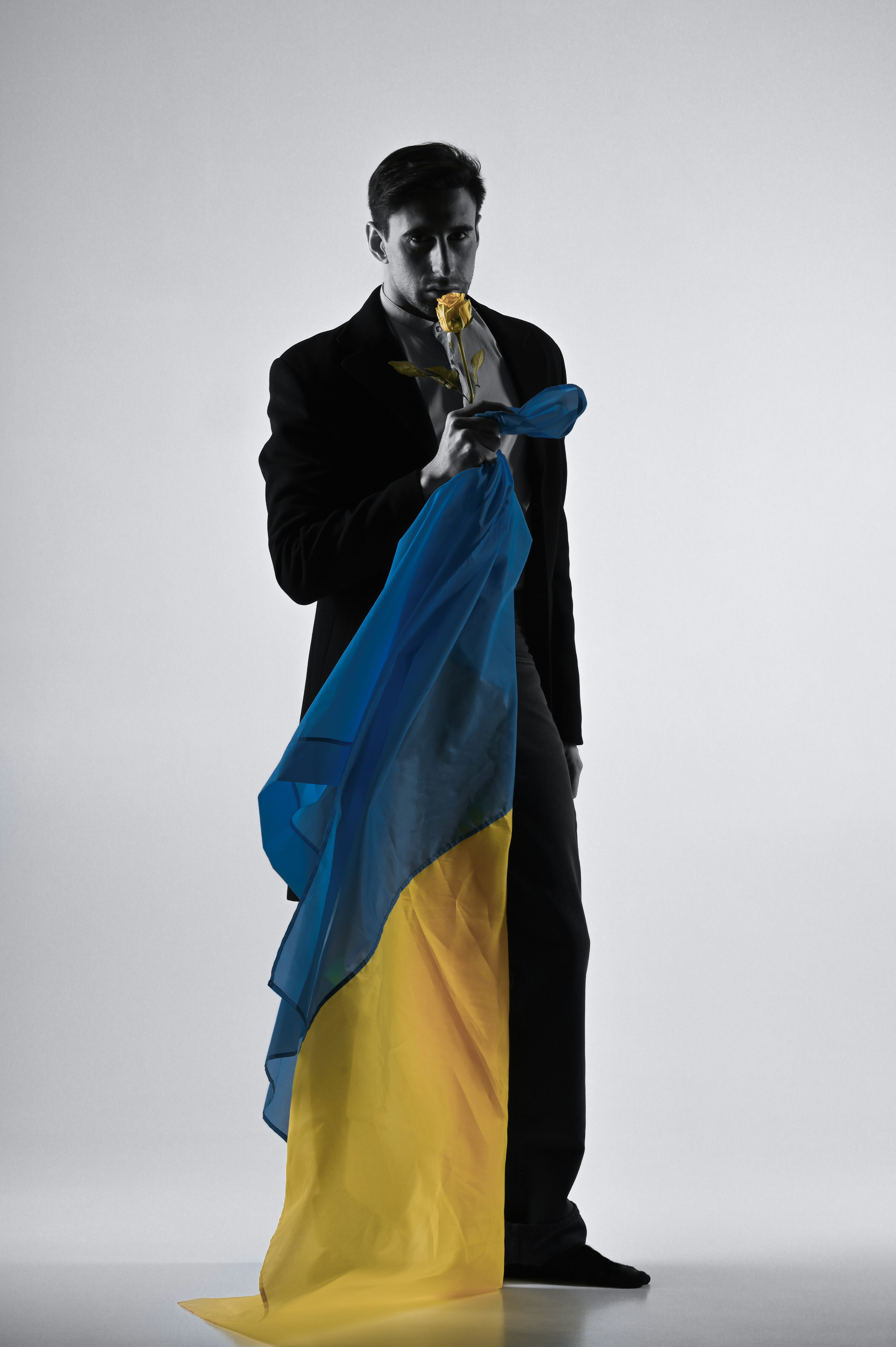 eine Person im Smoking, die ein Saxophon spielt