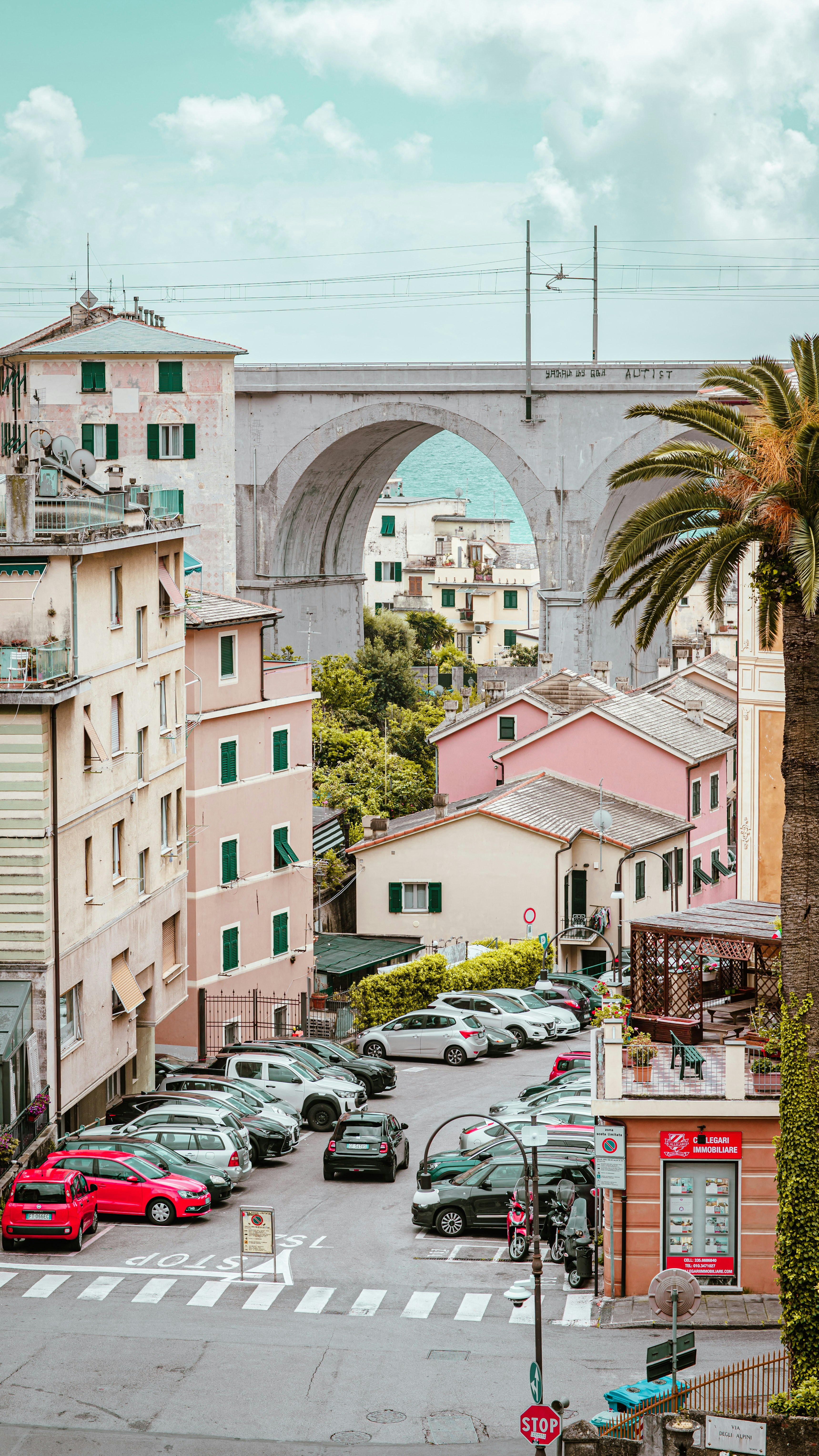 A road with cars and buildings on the side photo Free Gènova Image on Unsplash