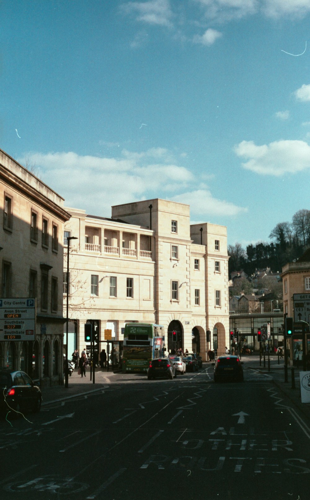 uma rua com edifícios de ambos os lados