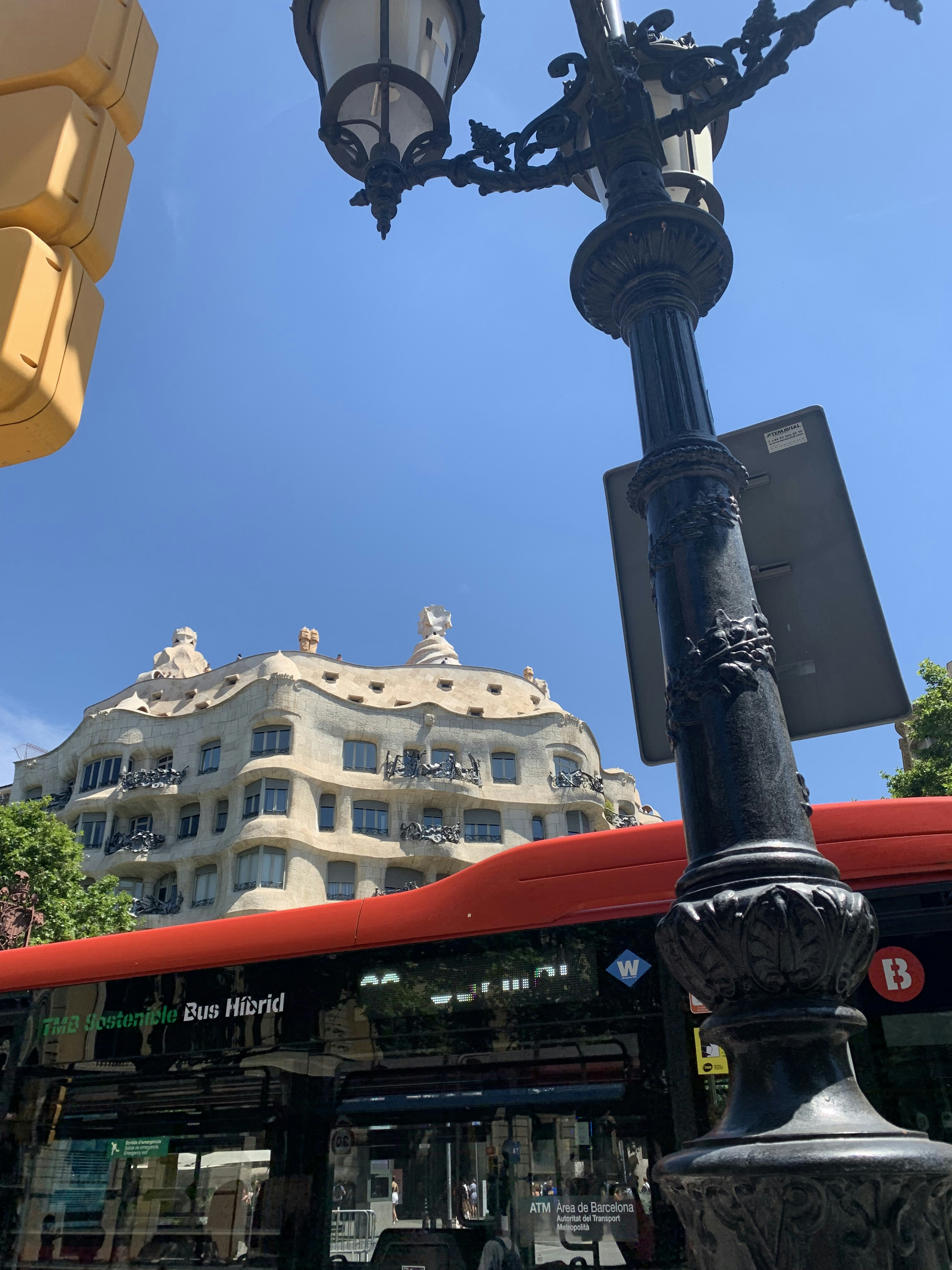 un lampadaire avec un bâtiment en arrière-plan