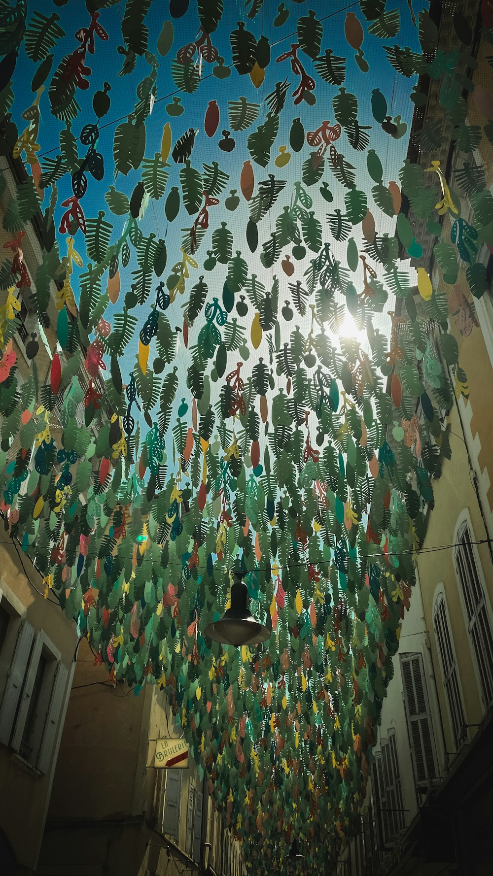 uma parede com um mural de peixes