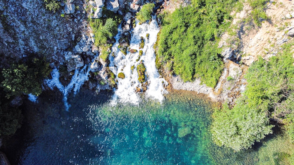 Ein Wasserfall im Wald