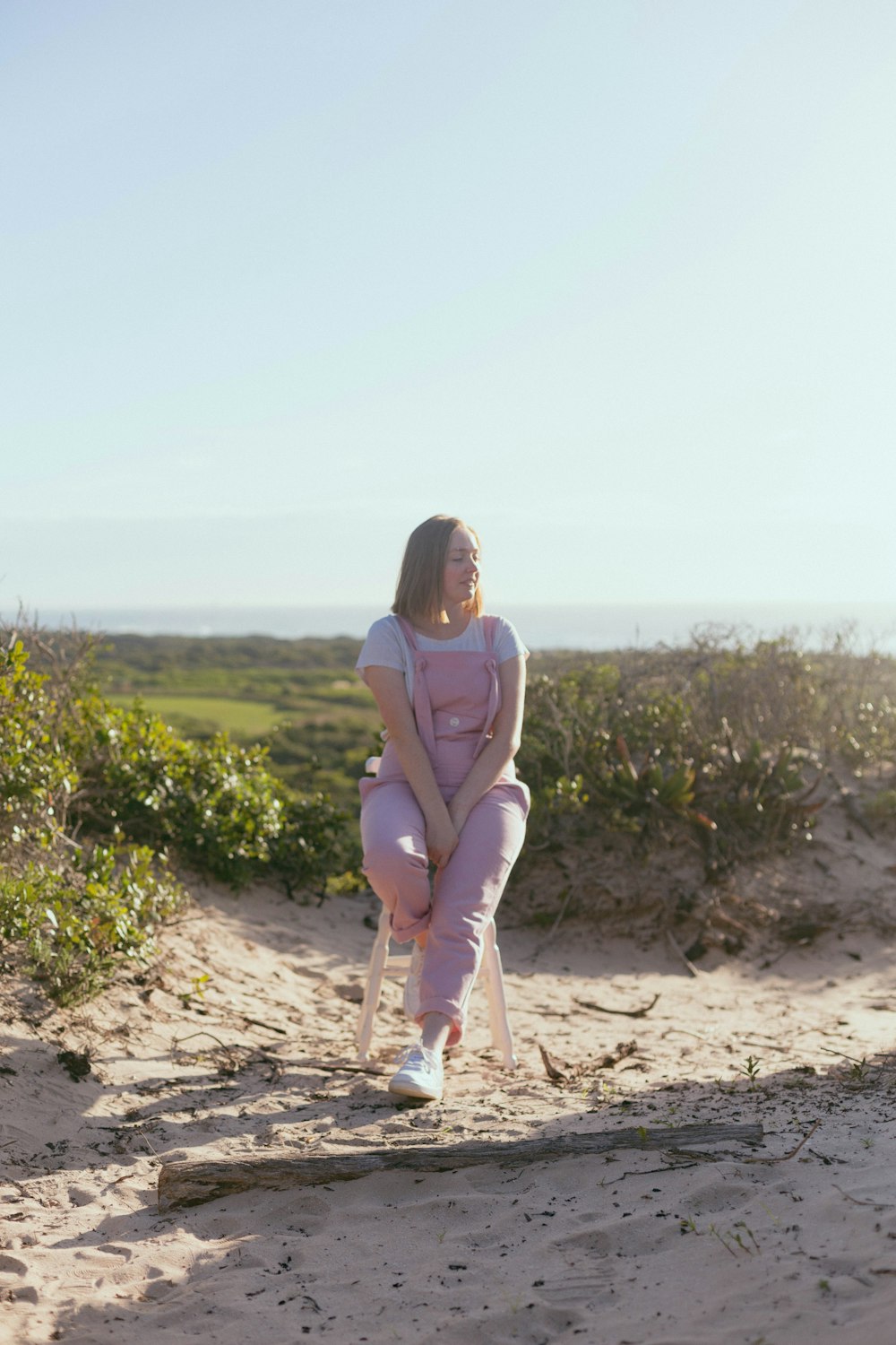 Una persona parada en una playa