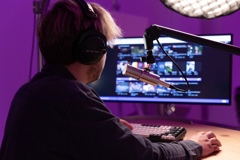 Un hombre con un casco de realidad virtual y tocando un teclado