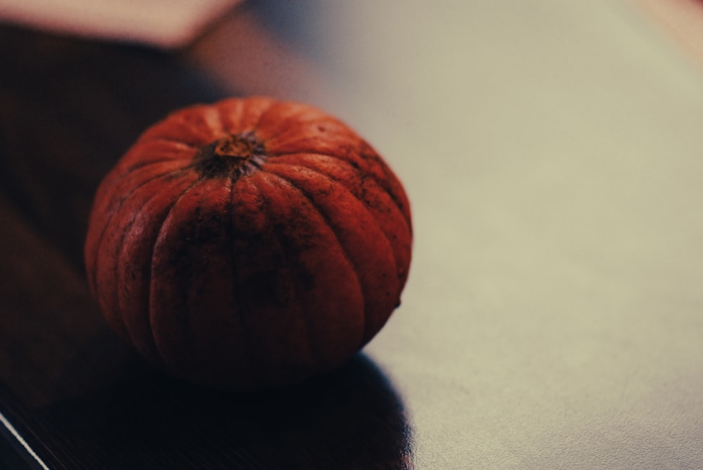 a close up of an apple