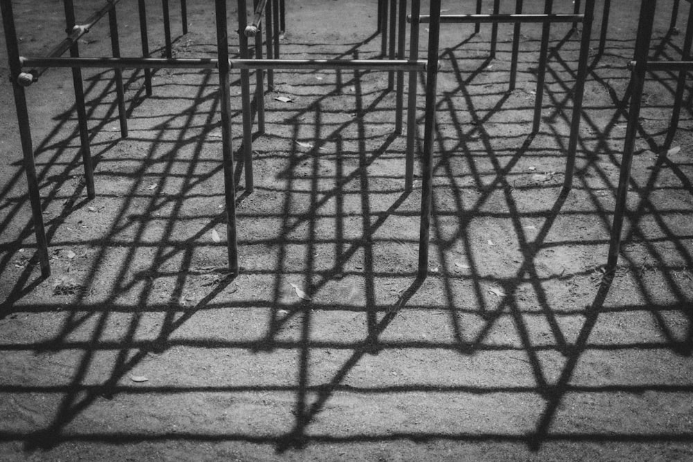 Una foto in bianco e nero di una recinzione