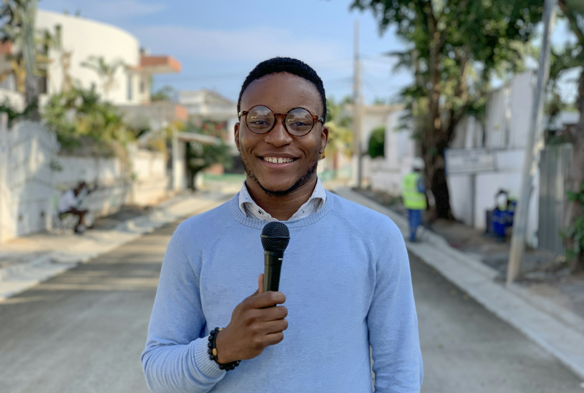 gray computer monitor