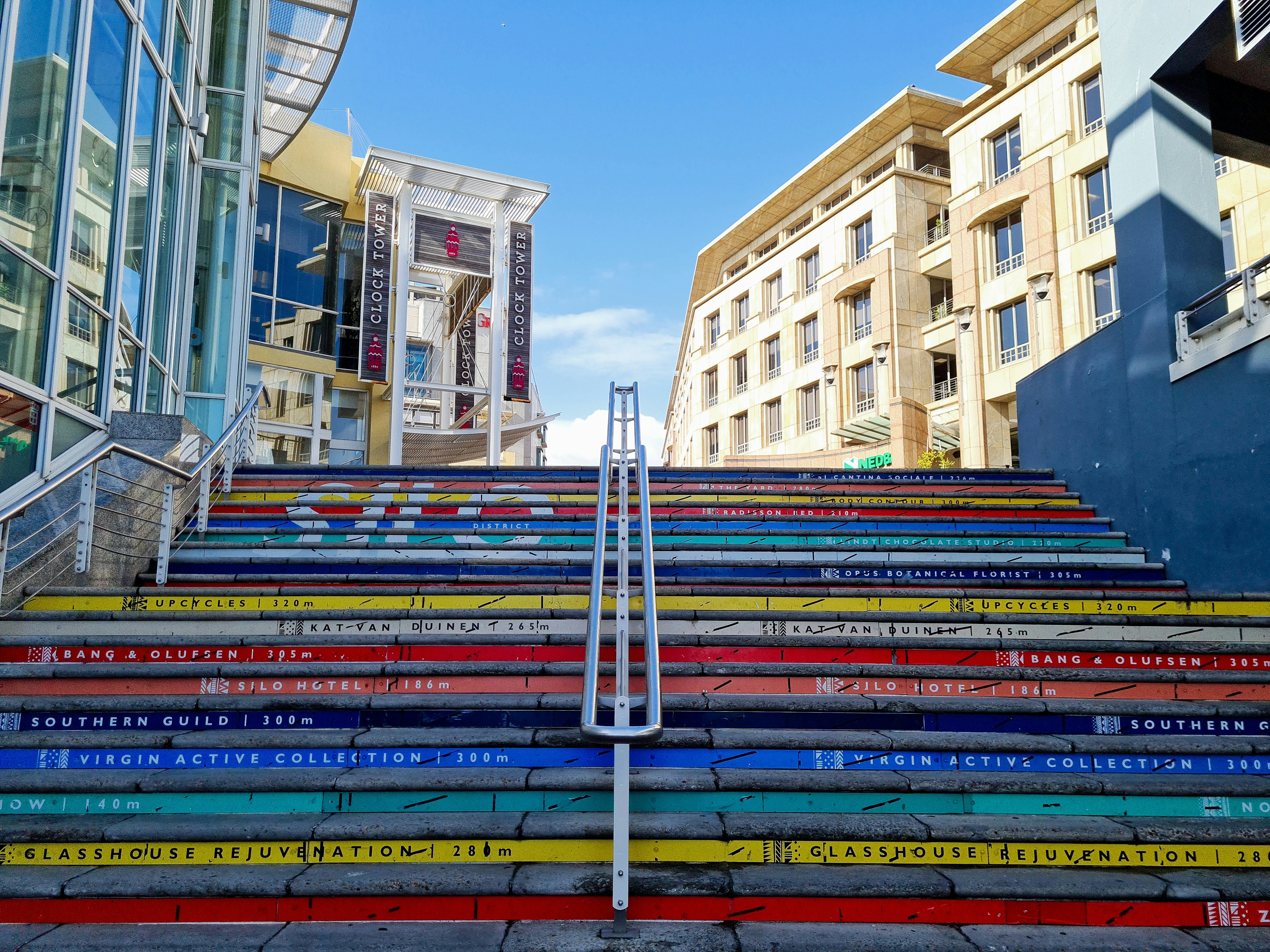 Un tram colorato in una città