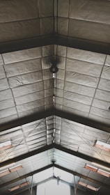 Метален покрив на склад в Пазарджик, който се изолира.