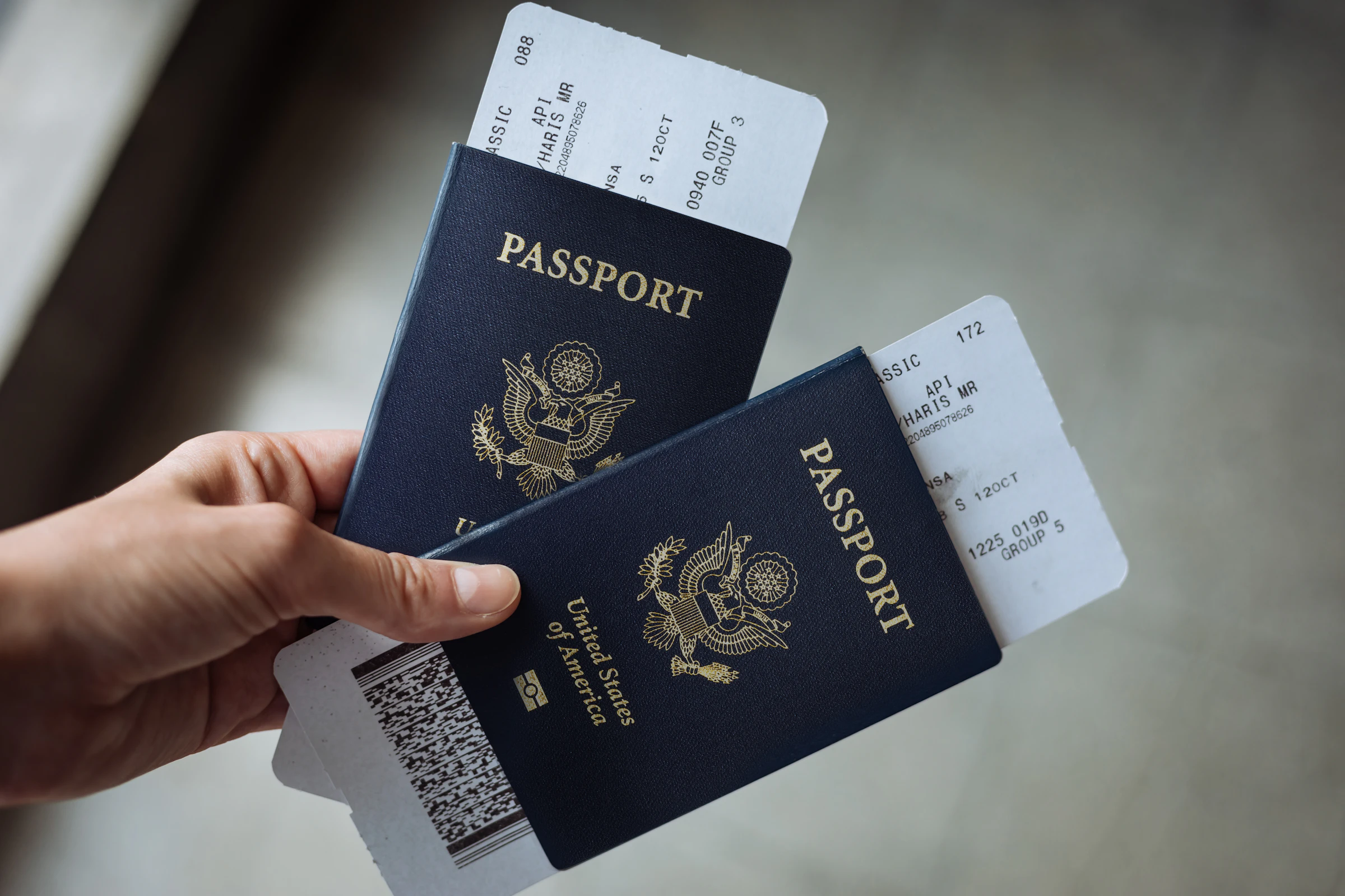 Passeports et cartes d&rsquo;embarquement tenus en main avant un contr&ocirc;le &agrave; l&rsquo;a&eacute;roport de Canc&uacute;n
