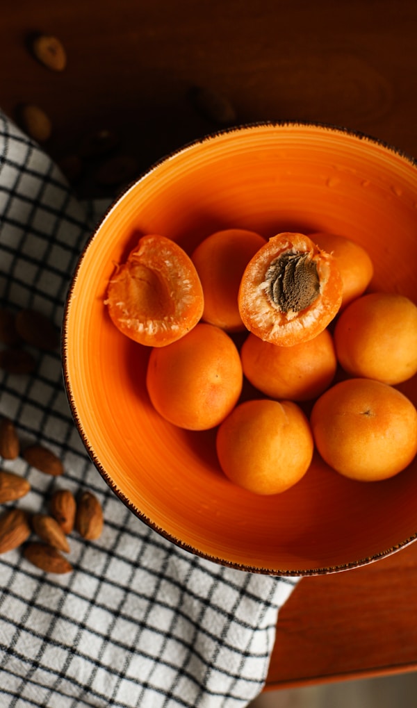 A bowl of oranges