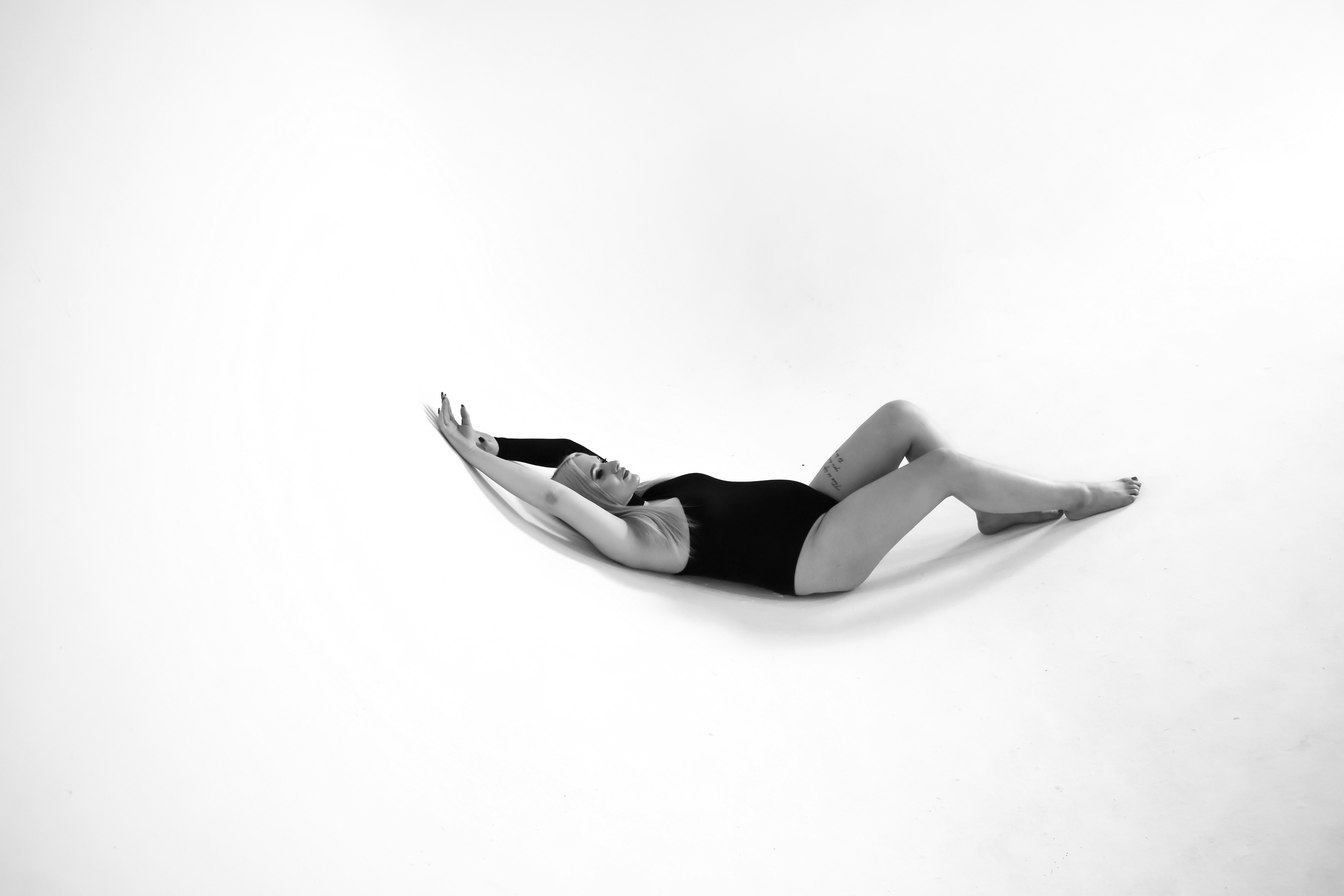 Foto Una persona acostada boca arriba Imagen Gris gratis en Unsplash