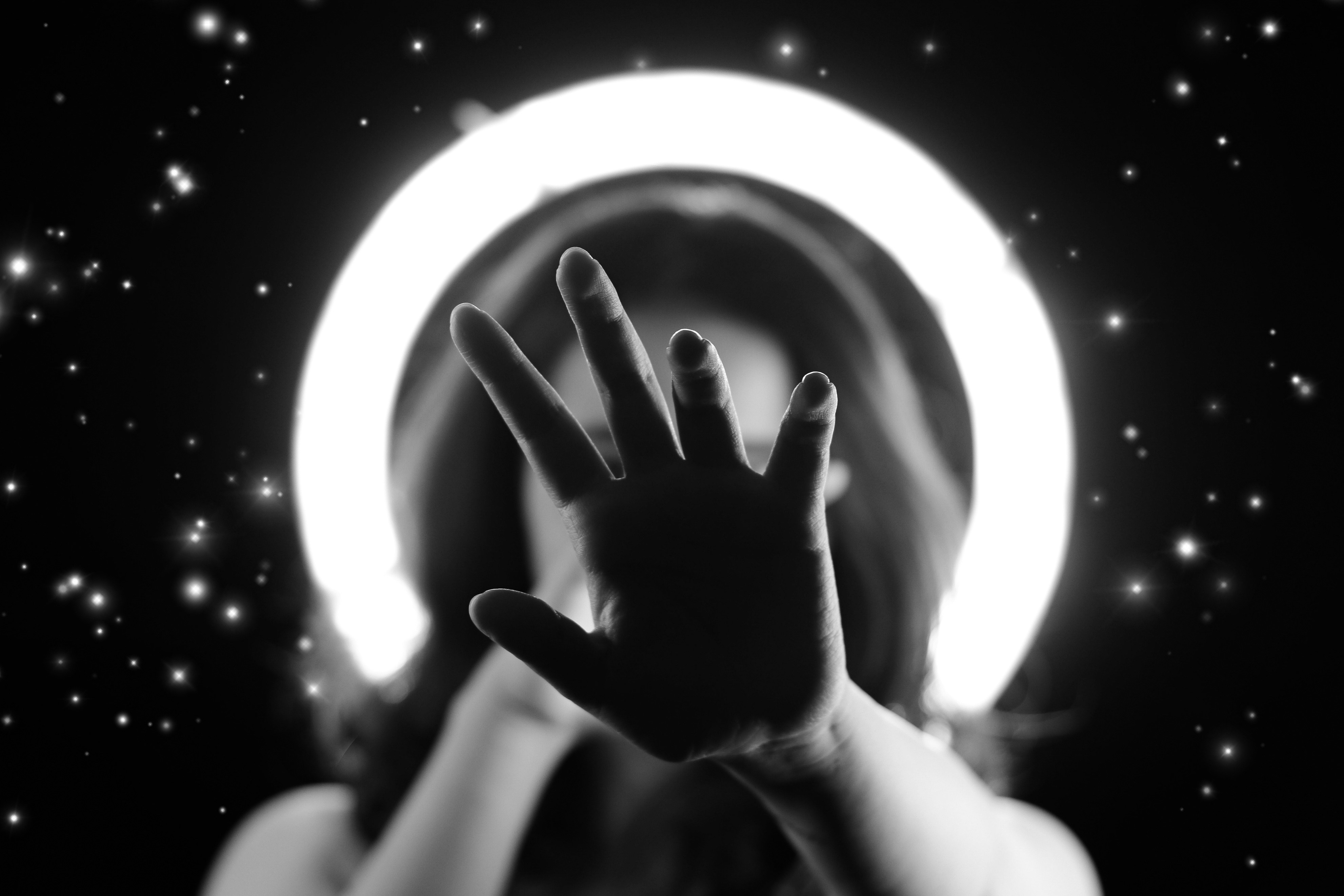 una mano que se extiende hacia una luz