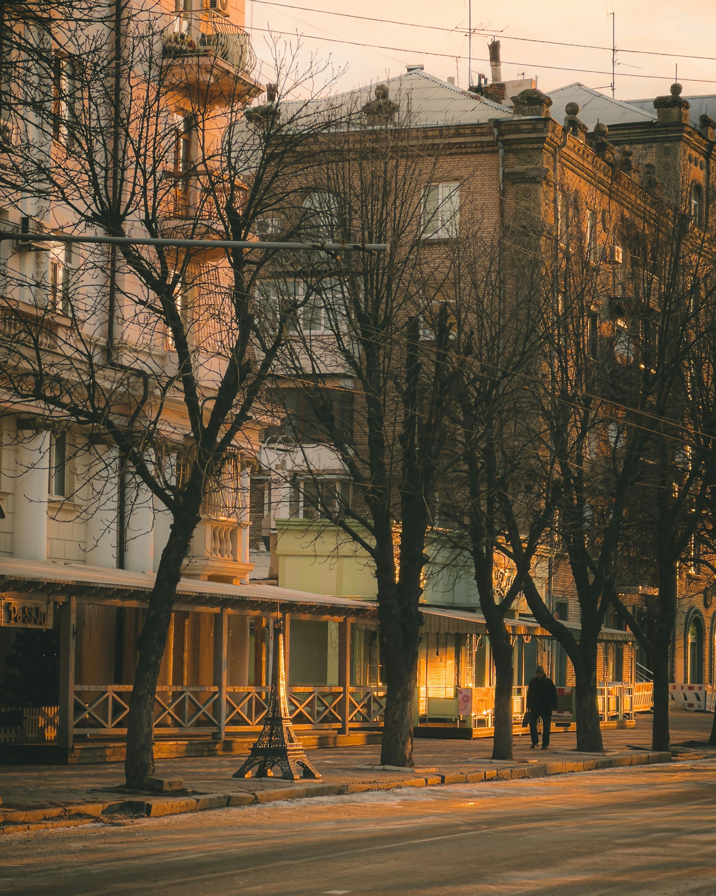 ein Gebäude mit Bäumen davor