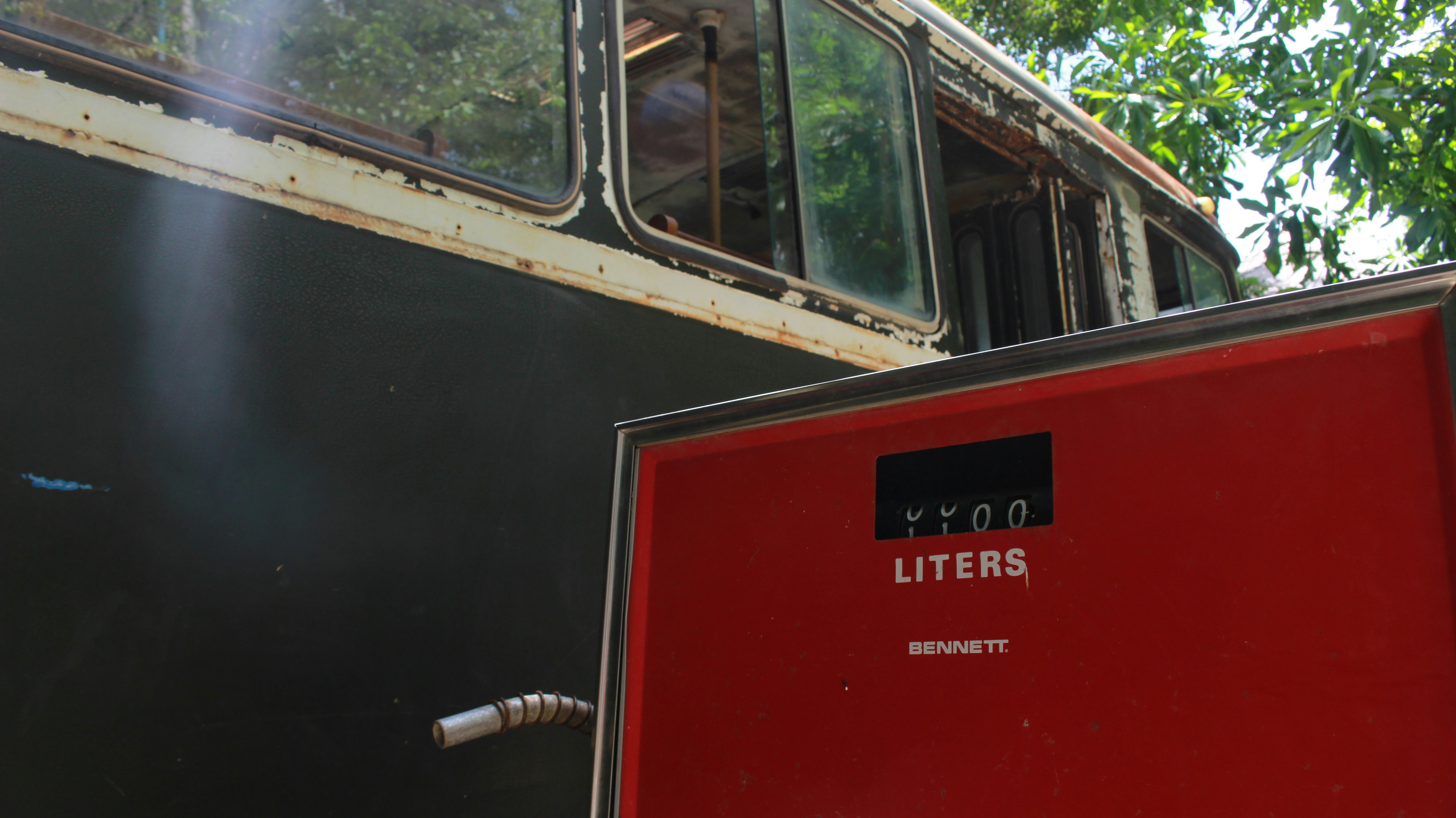 kereta merah dengan pintu hitam