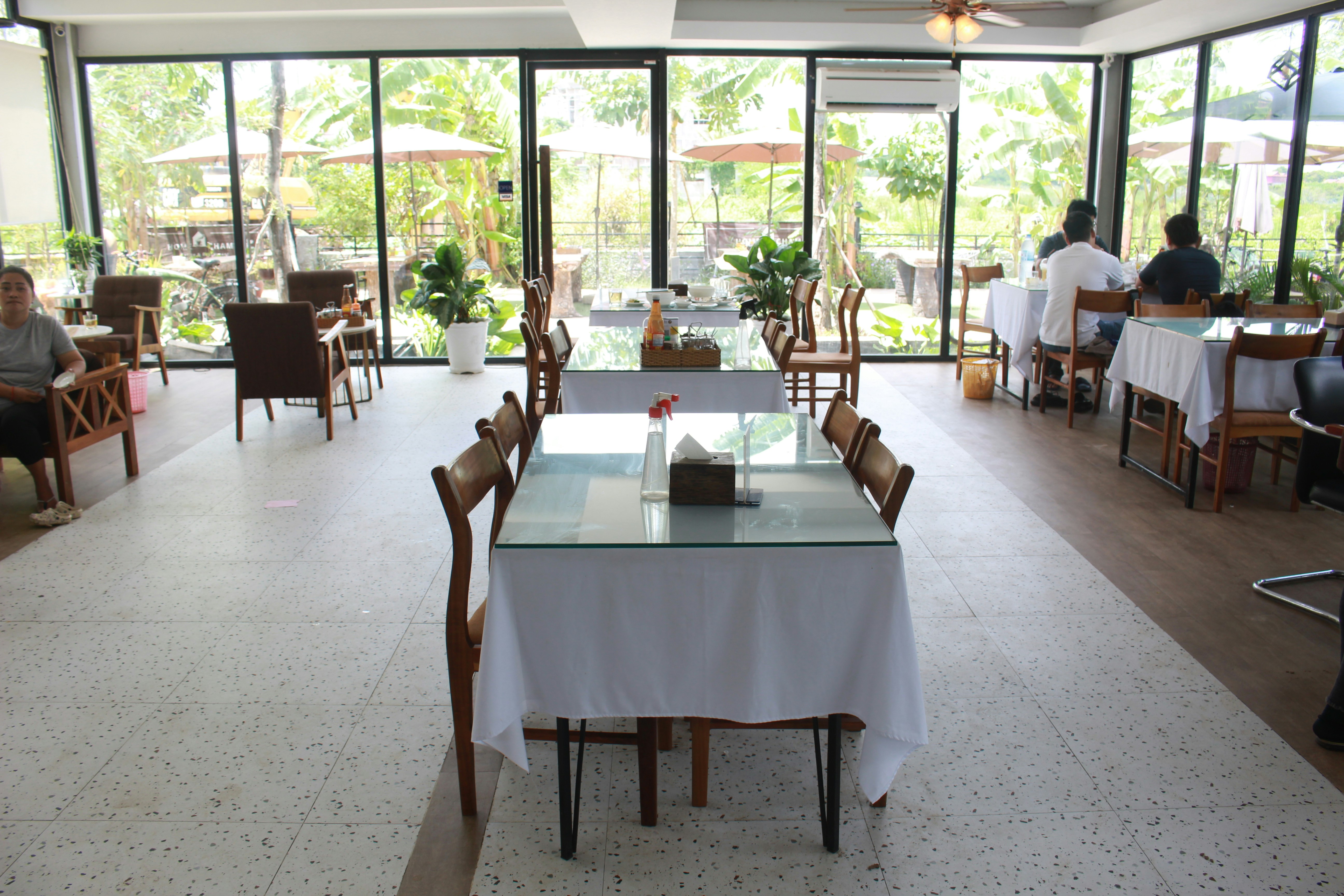 Dining area with Hawaiian cuisine at The Ritz-Carlton