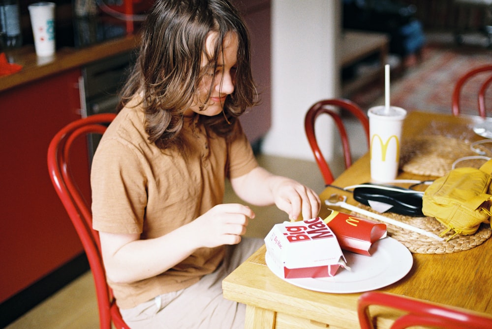 Una donna che taglia una torta