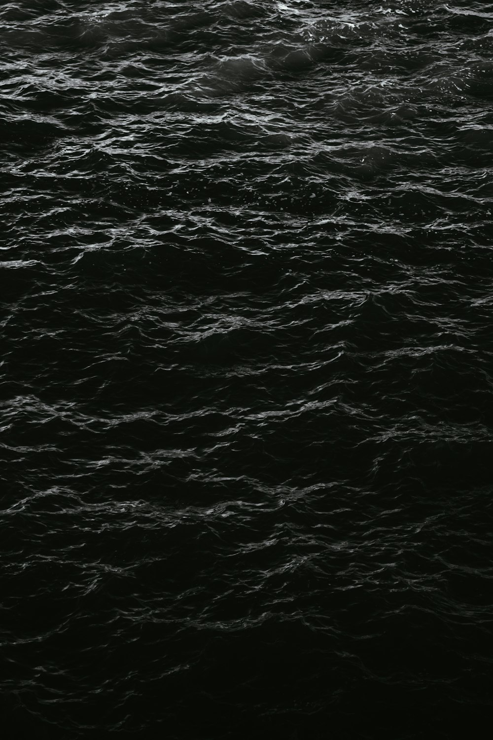 Ein Gewässer mit Wellen
