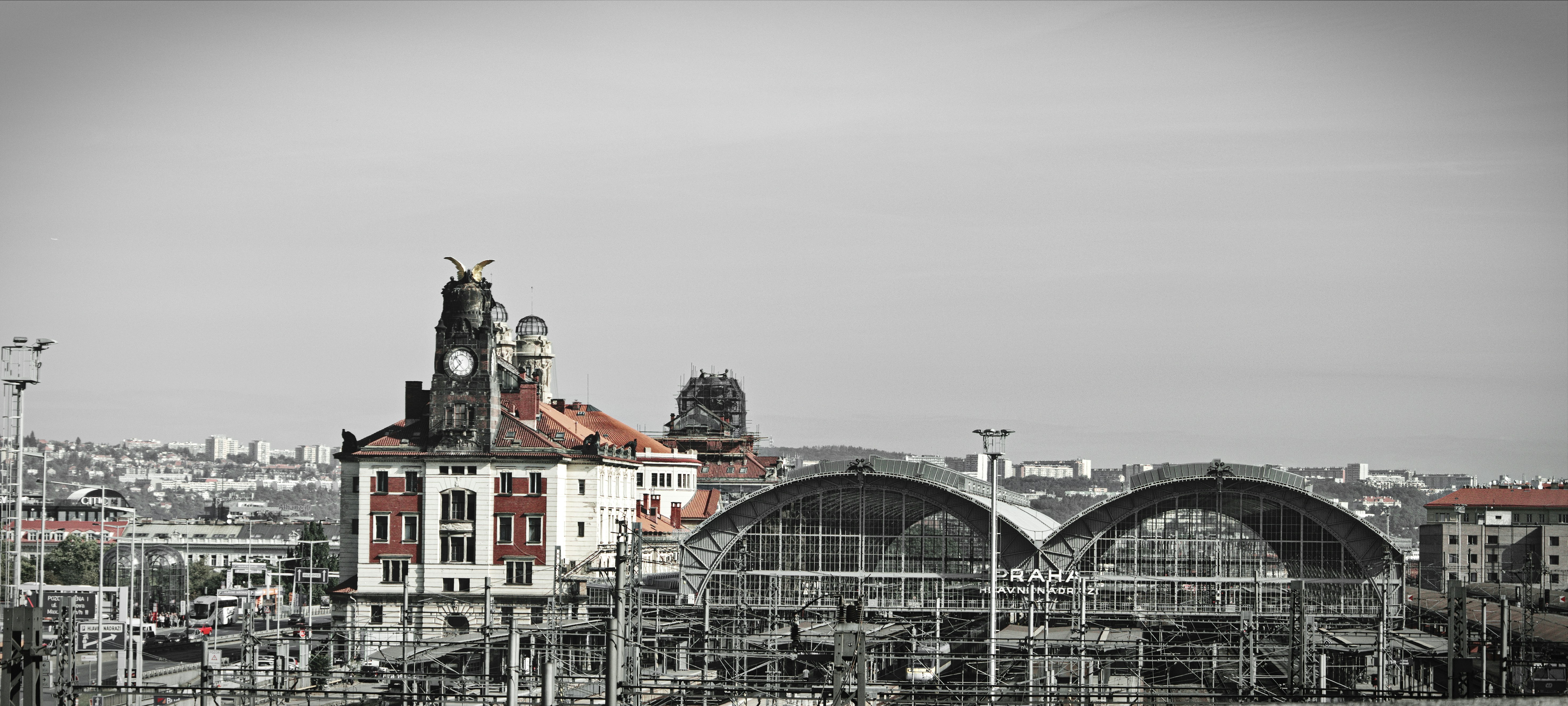 Un puente con una torre del reloj