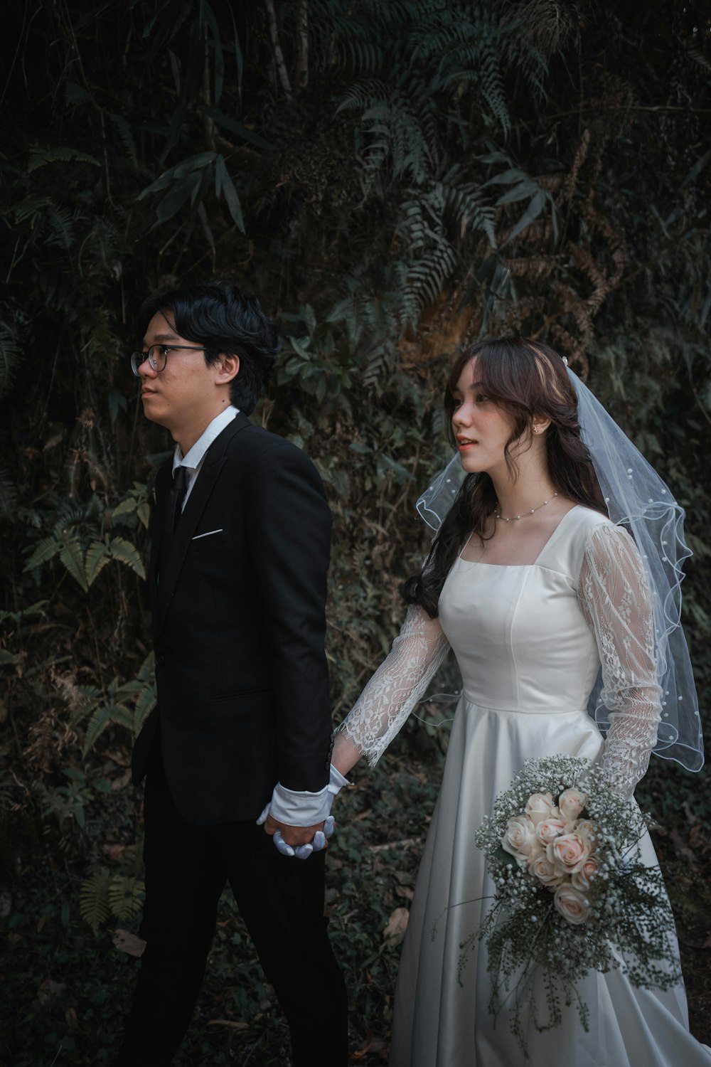 Un hombre y una mujer en traje de boda