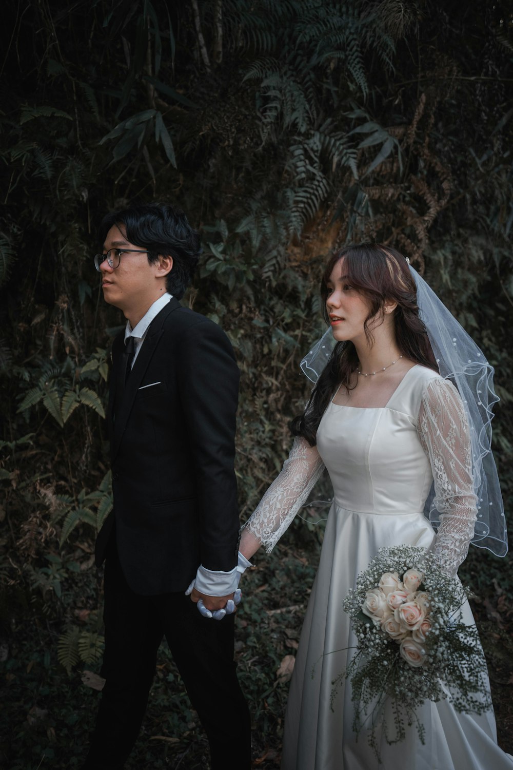 Ein Mann und eine Frau in Hochzeitskleidung
