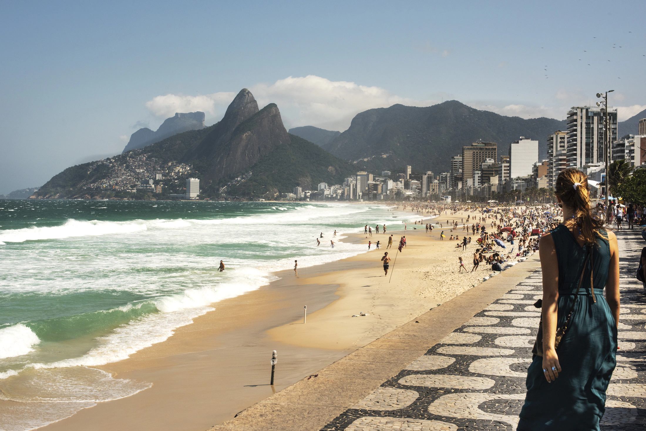 Paseo marítimo de Ipanema junto a la playa, con el Morro Dois Irmãos al fondo