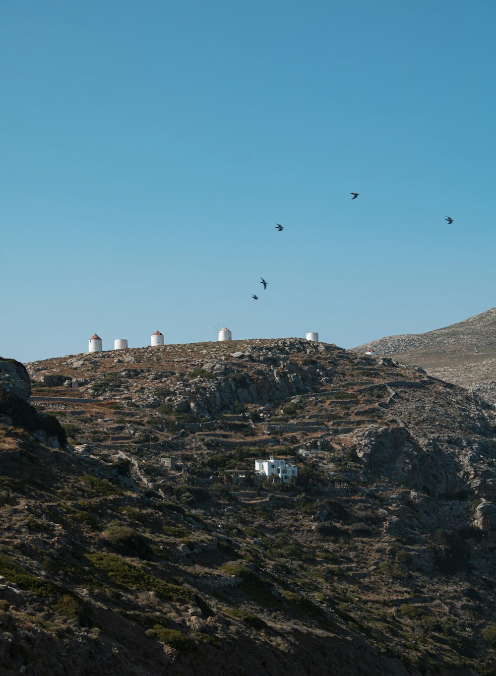 Un groupe de bâtiments blancs sur une colline rocheuse