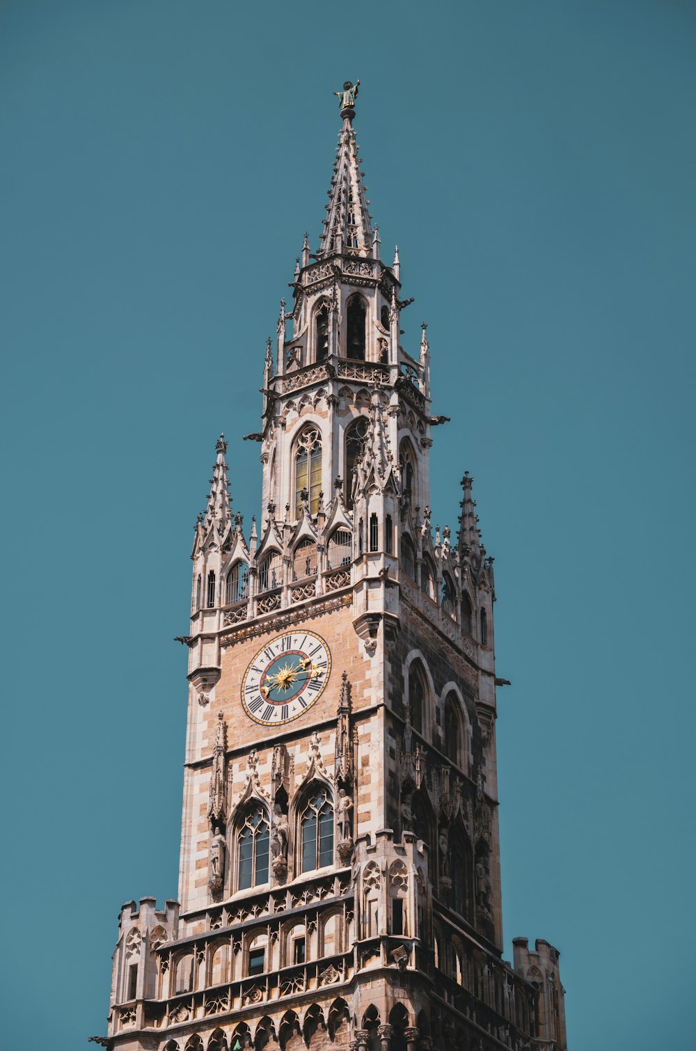 um relógio em uma torre