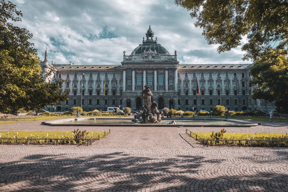 un grande edificio con una statua di fronte ad esso