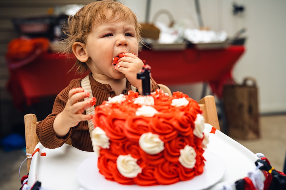 Une fille mangeant un gâteau