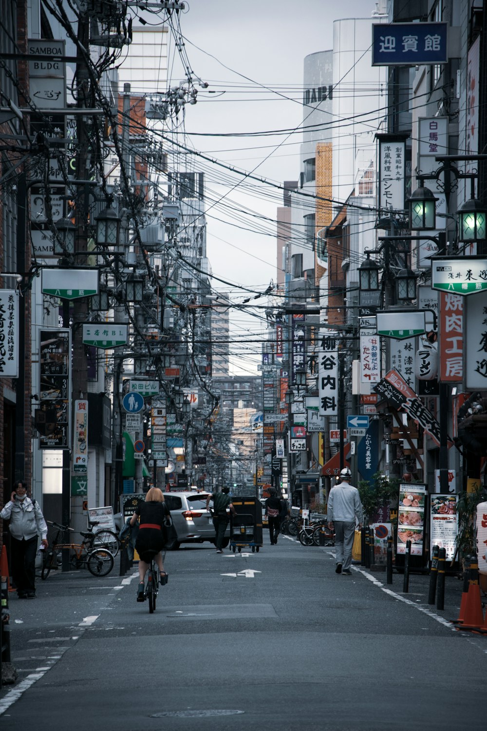 Una calle concurrida de la ciudad