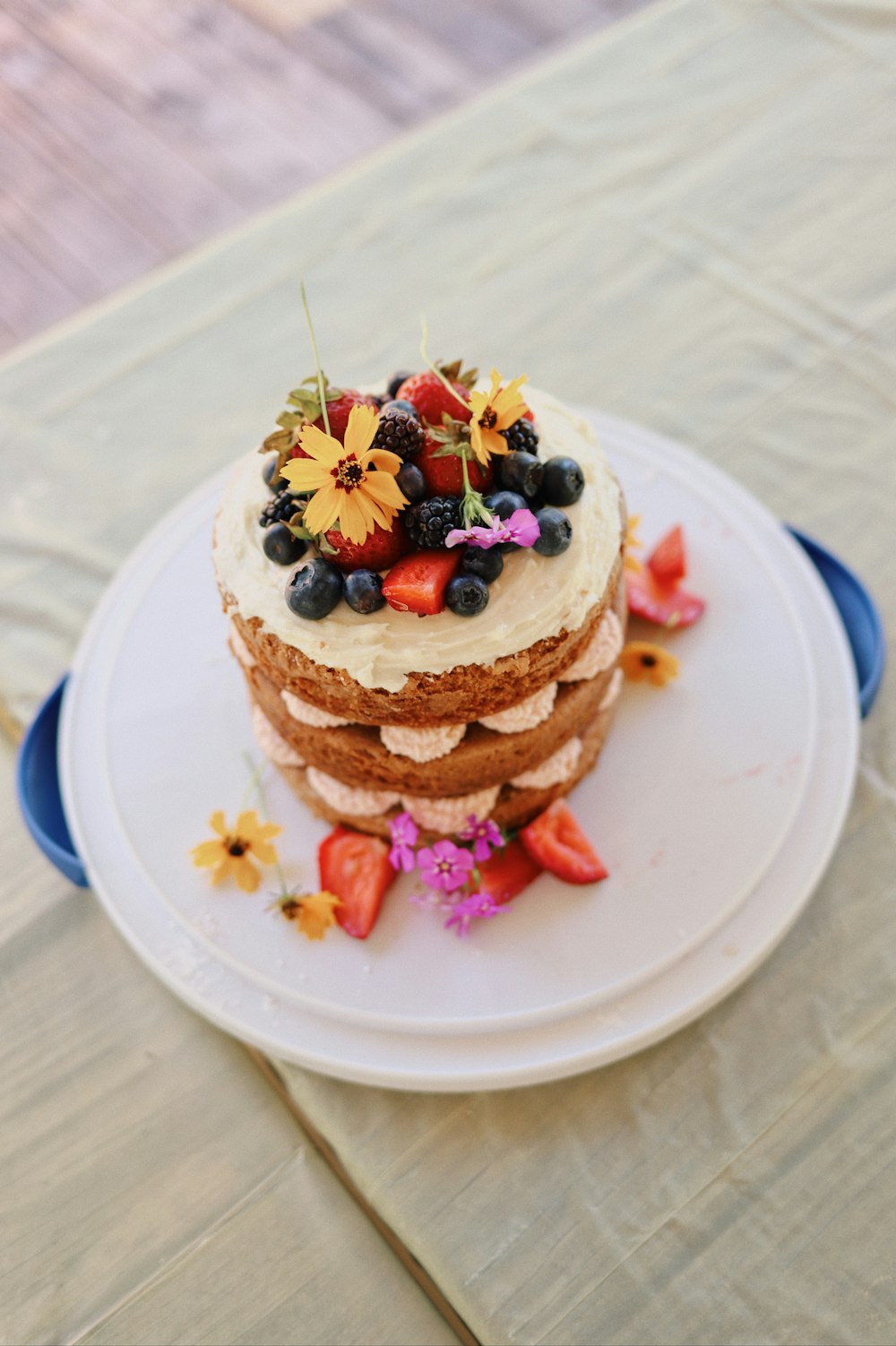 Una pila de panqueques con fruta encima