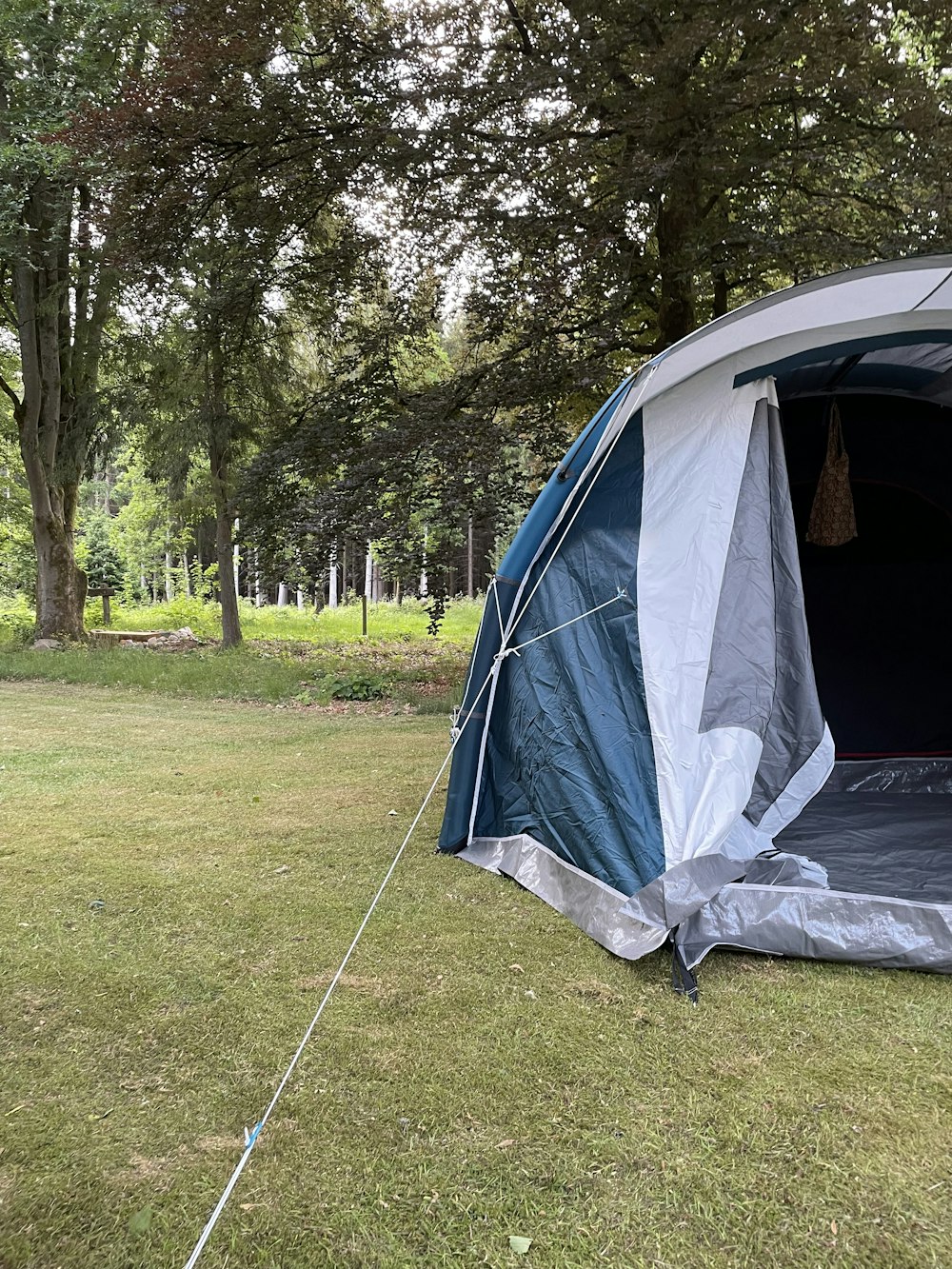 uma tenda em uma área gramada