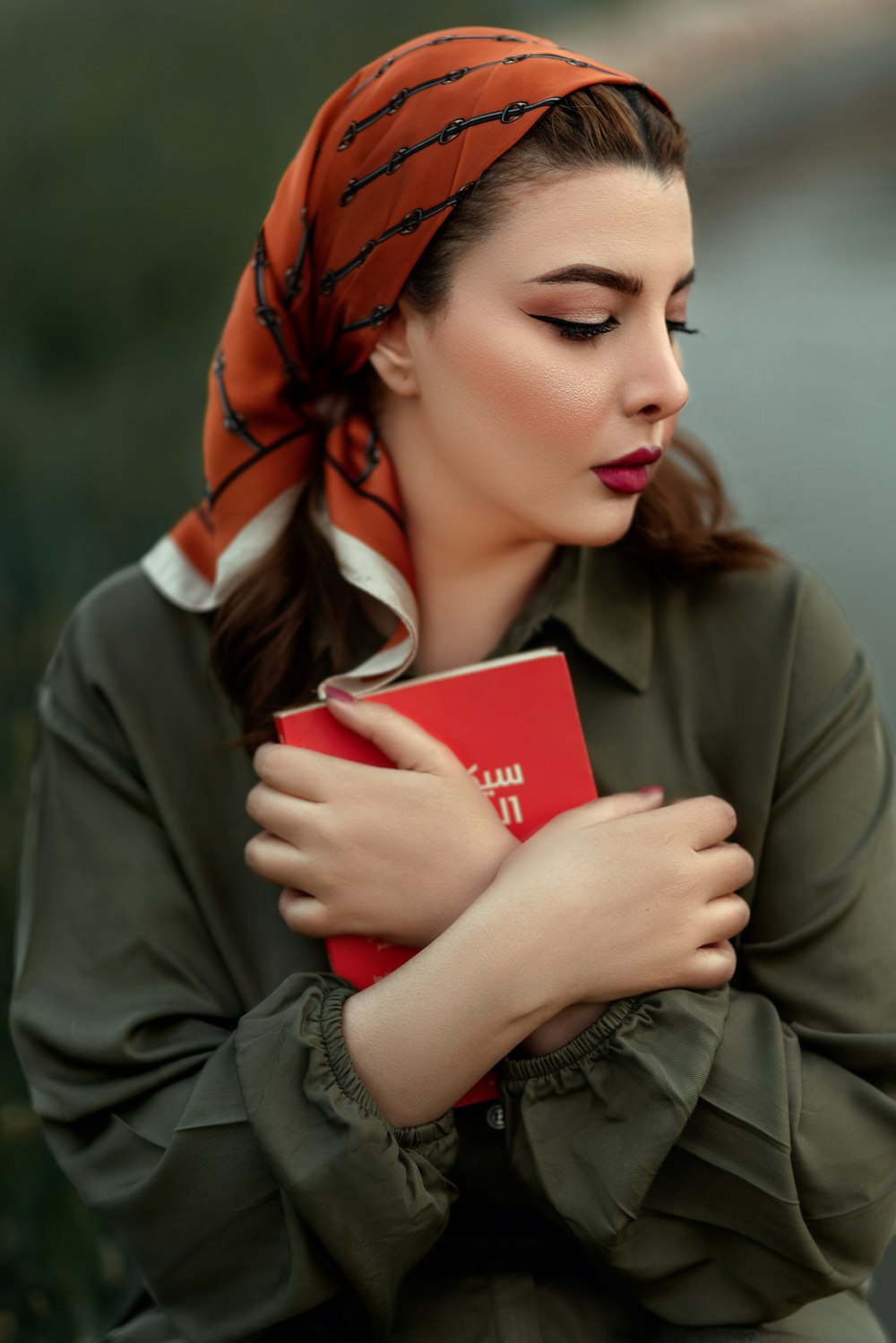 Una mujer leyendo un libro