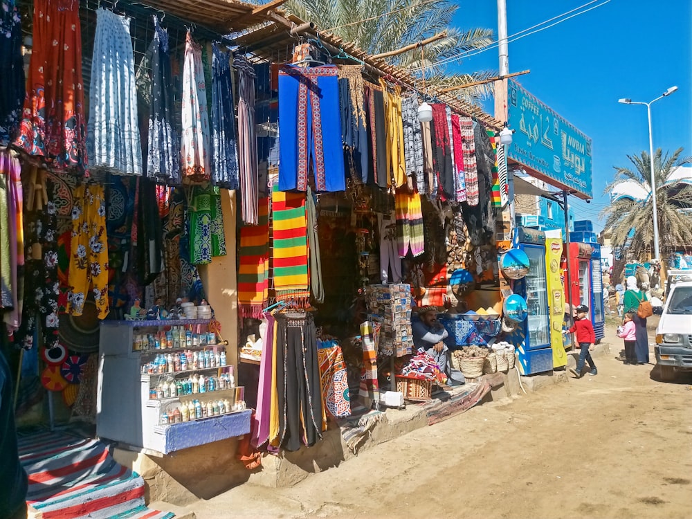 uma rua com uma vitrine