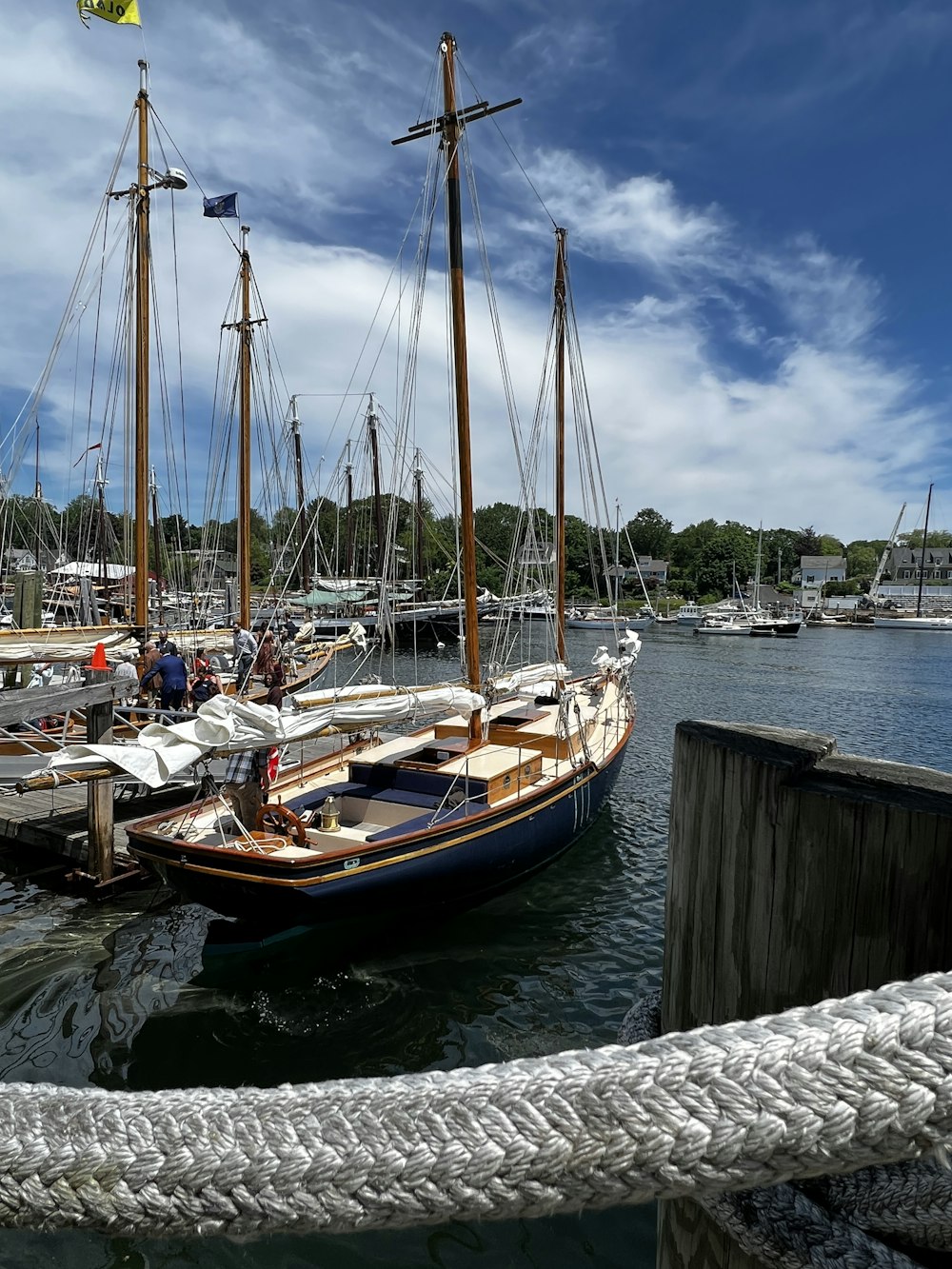 Un groupe de bateaux amarrés