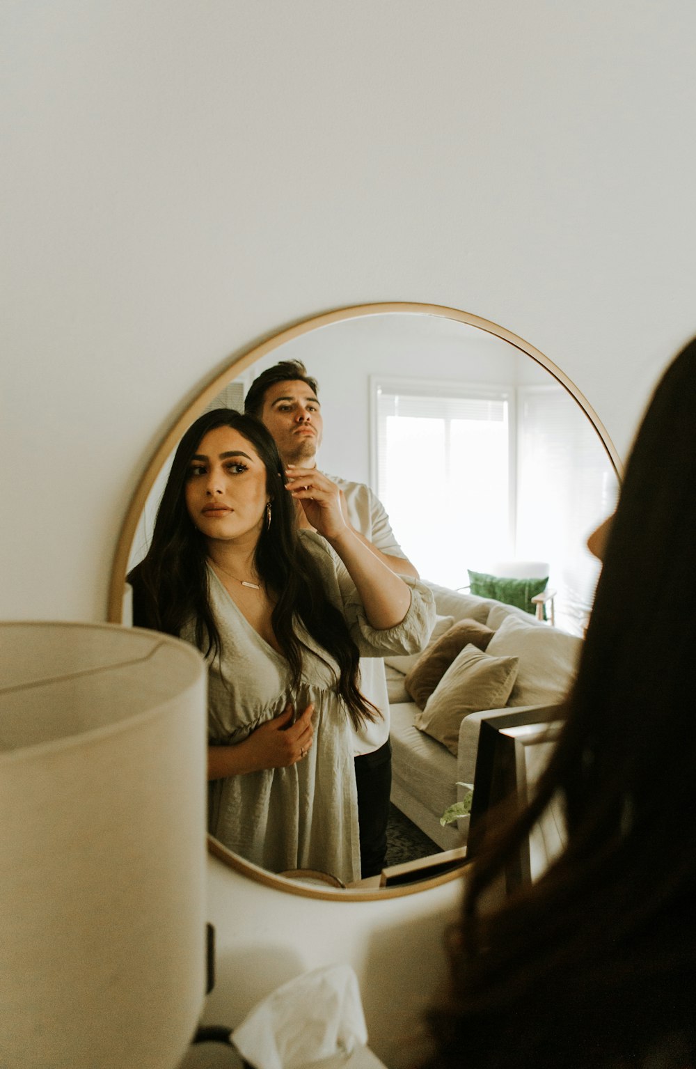 Un homme et une femme prenant un selfie dans un miroir